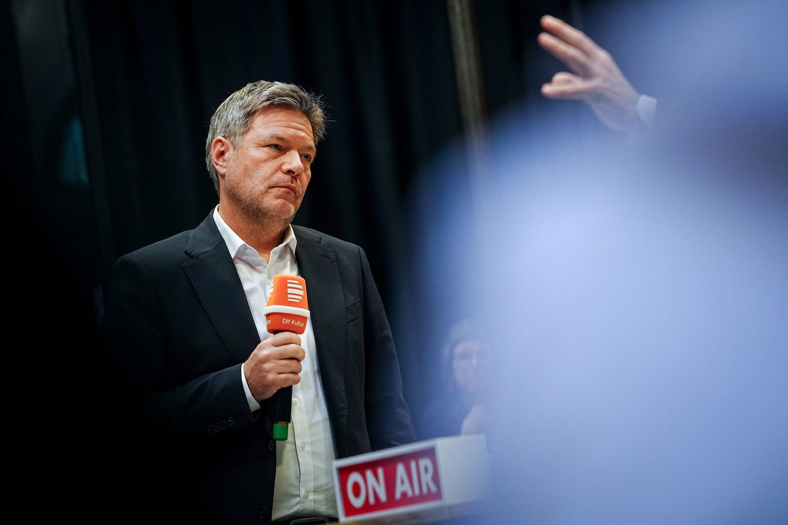 Nach seinem Talk bei Deutschlandfunk Kultur beantwortet Robert Habeck, Bundeswirtschaftsminister und Kanzlerkandidat der Grünen, Fragen von Reporterinnen.