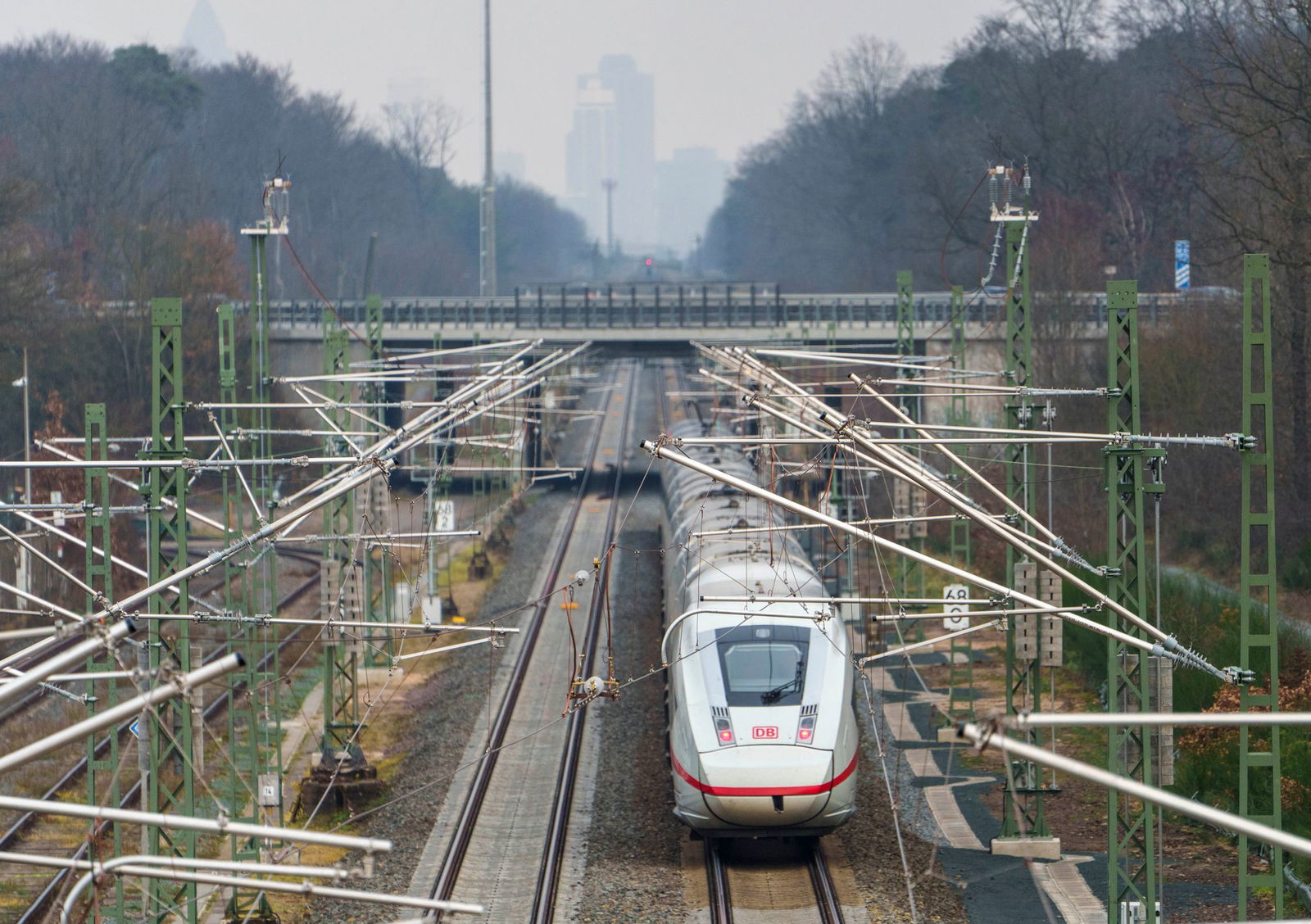 Seit dem Ende der Bauarbeiten auf der Riedbahn kämpft die Bahn noch mit einigen Problemen auf der Strecke. (Archivbild)