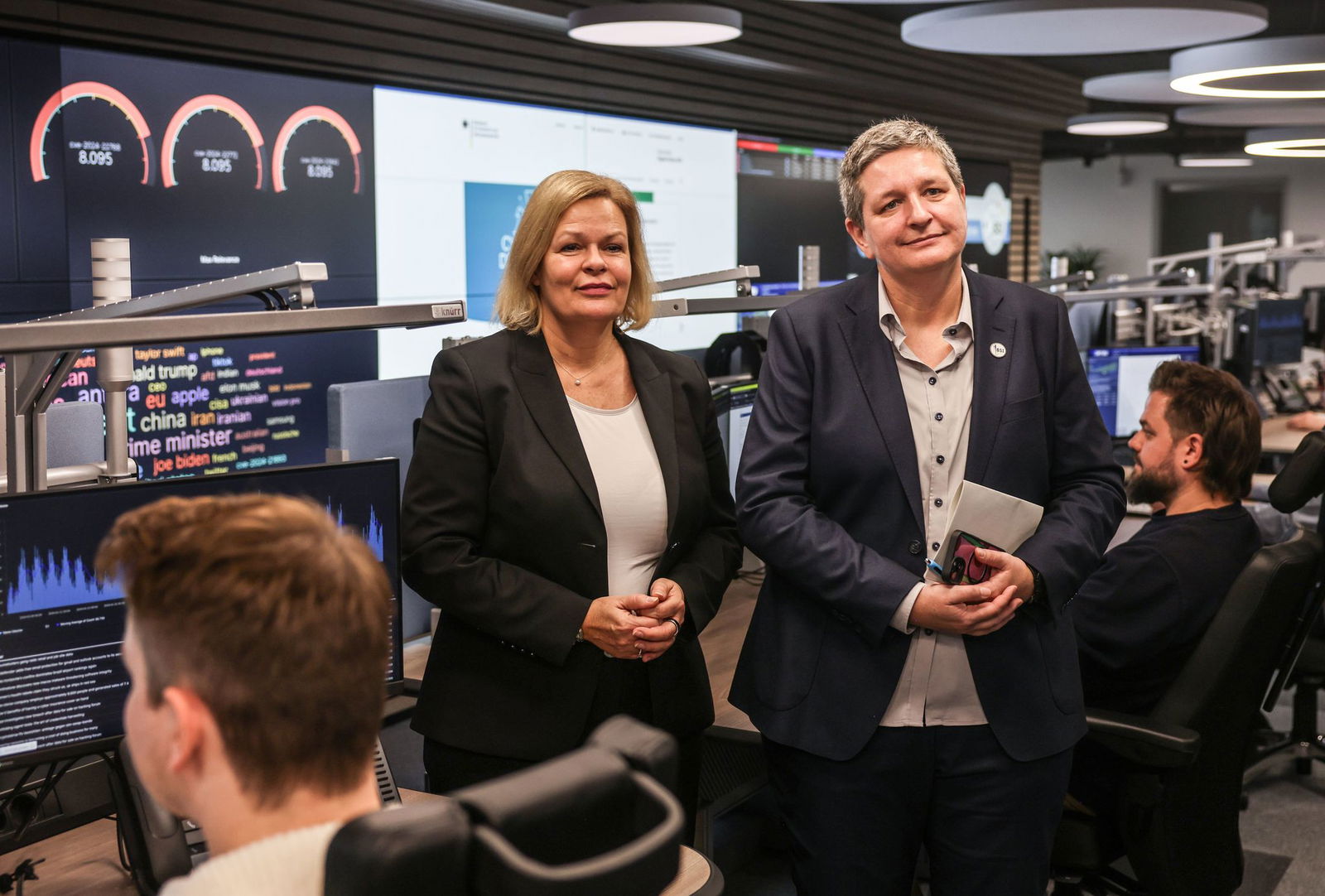 Im vergangenen Februar besuchte Bundesinnenministerin Nancy Faeser (SPD) - hier mit BSI-Präsidentin Claudia Plattner - das Nationale IT-Lagezentrum beim Bundesamt für Sicherheit in der Informationstechnik (BSI) in Bonn. 