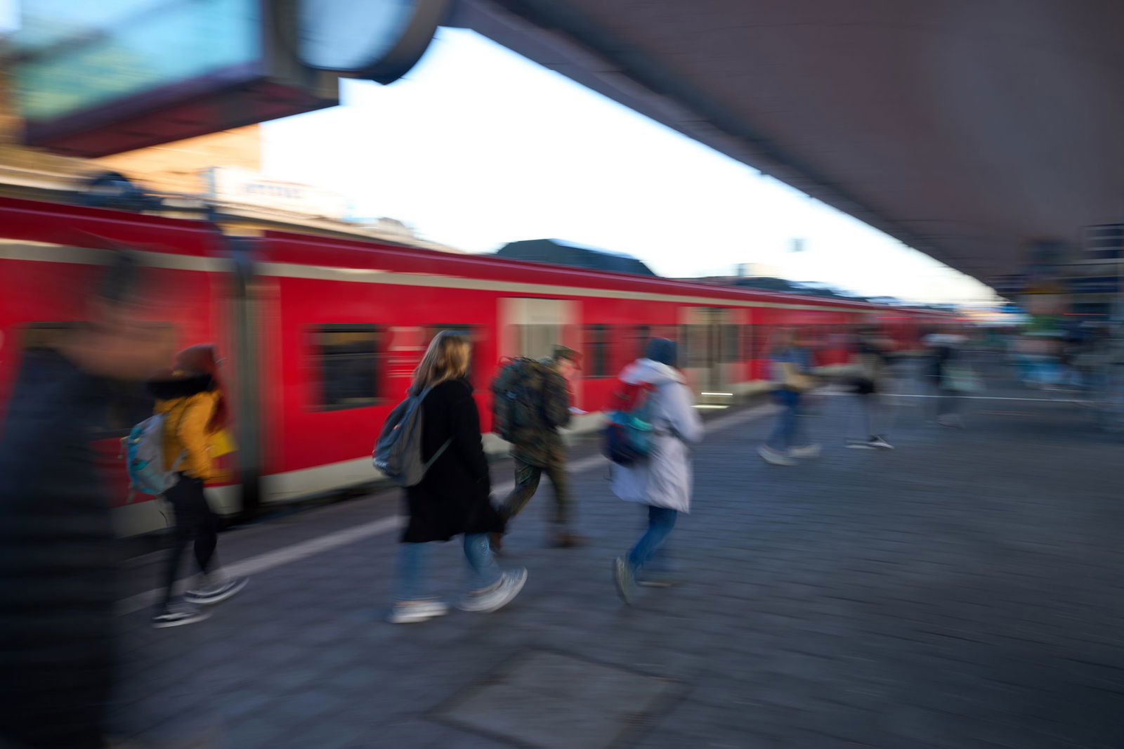 Reisende müssen bei einer Regionalbahnfahrt zwischen Koblenz und Wiesbaden unter Umständen umplanen  (Symbolbild).