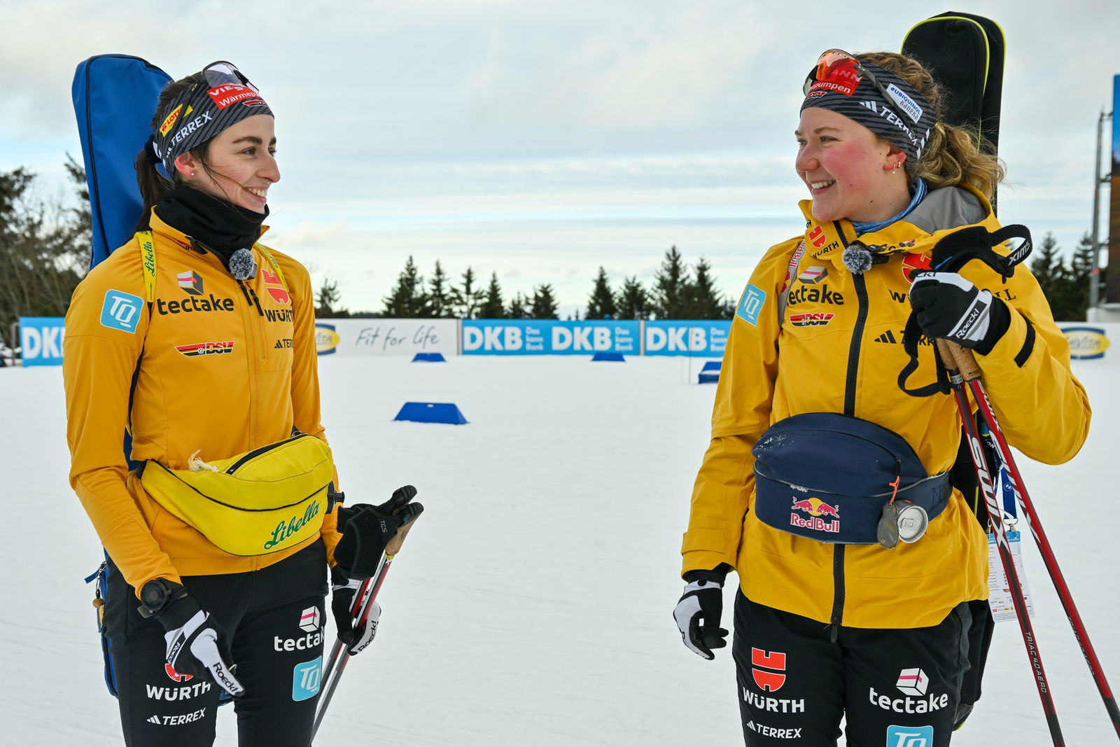 Vanessa Voigt (l) und Selina Grotian: Die Freundinnen freuen sich auf das erste Heimrennen in Oberhof.