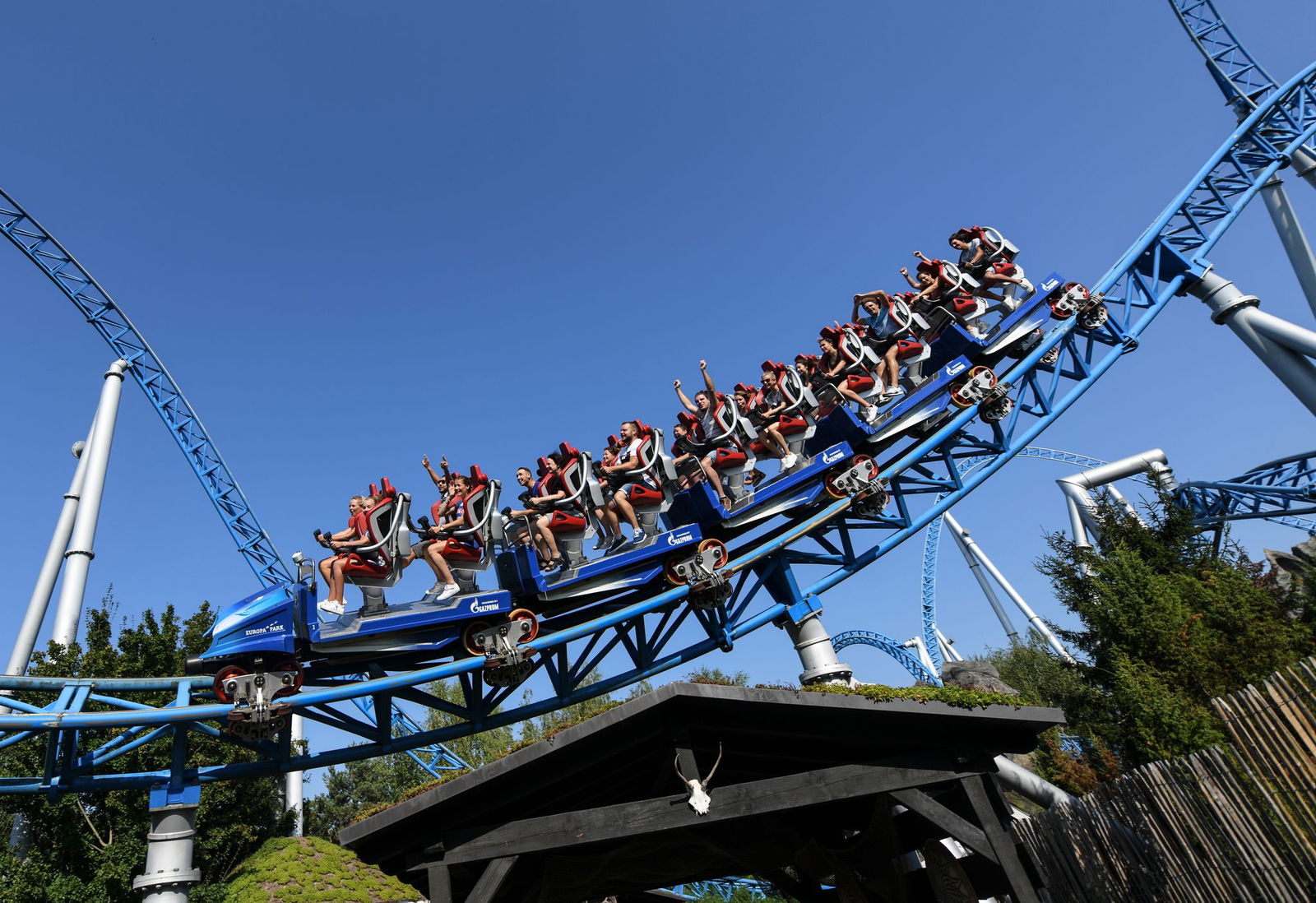 Besucher fahren mit der Achterbahn «Blue Fire» im Europa-Park. (Archivbild)