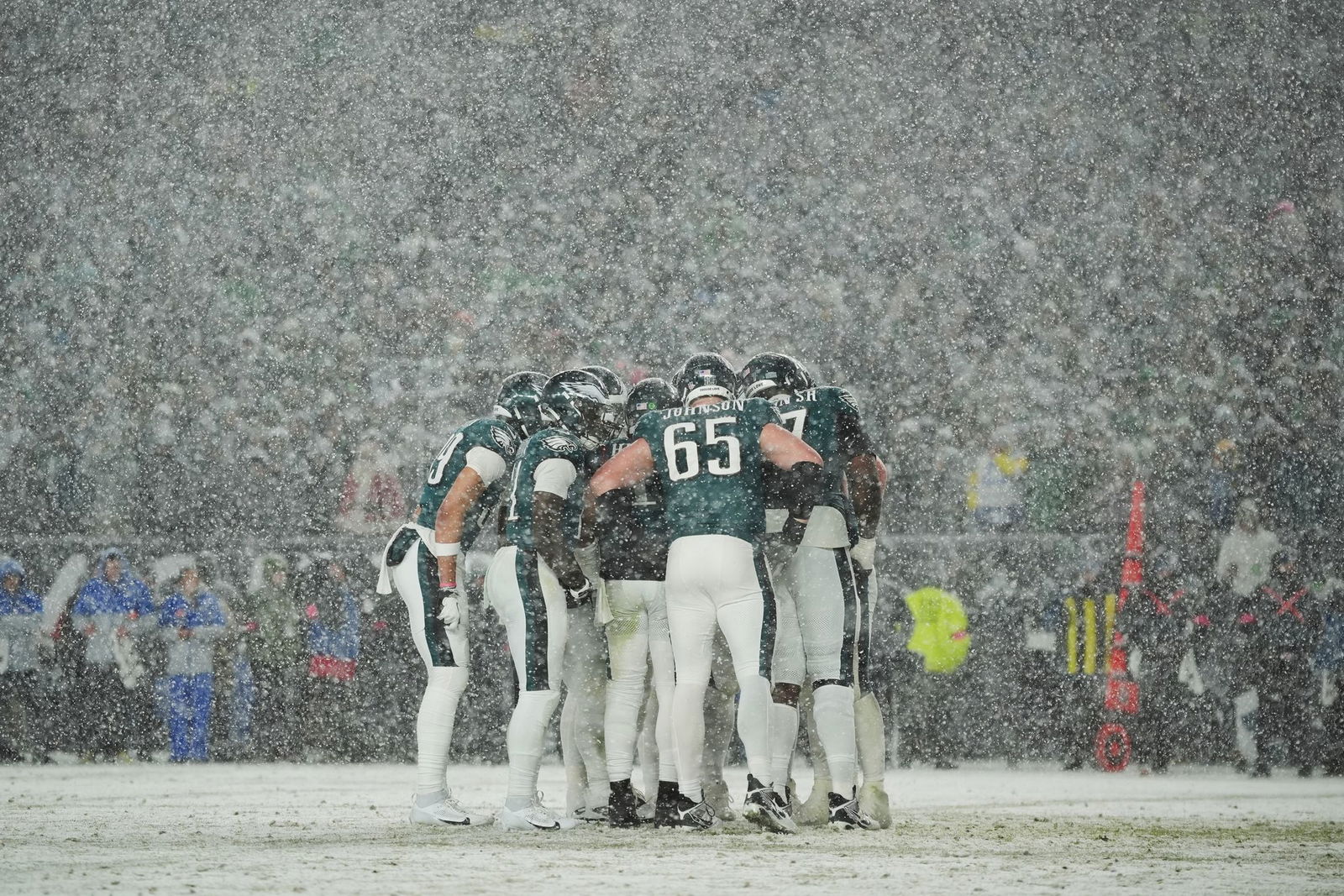 Im dichten Schneetreiben setzten sich die Eagles gegen die Los Angeles Rams durch.