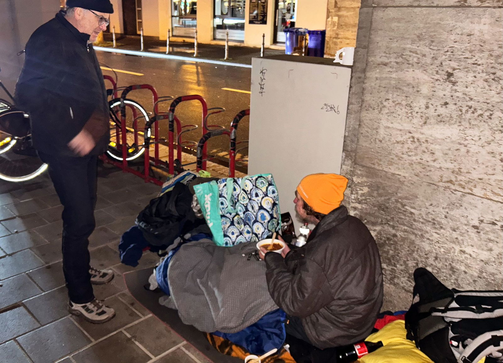 Alles andere als gemütlich: Zwischen Fahrrädern und Straße hat sich Gerald sein Nachtlager eingerichtet.