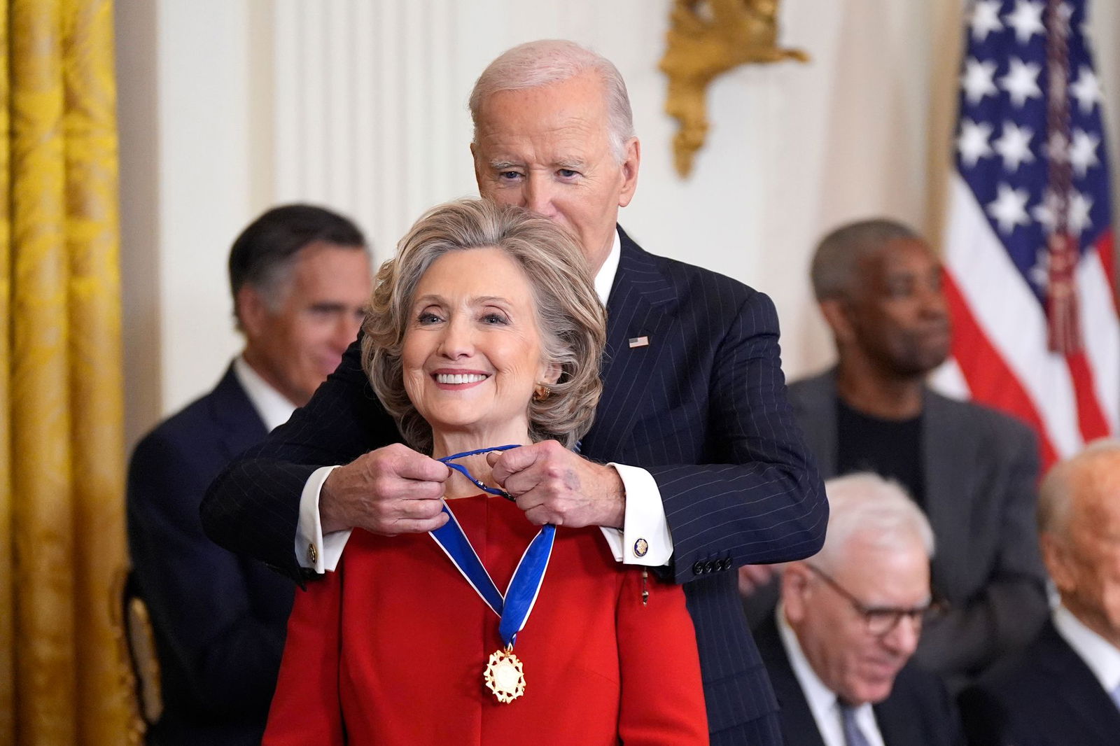Auch der früheren US-Außenministerin Hillary Clinton legte Biden die Medaille um.