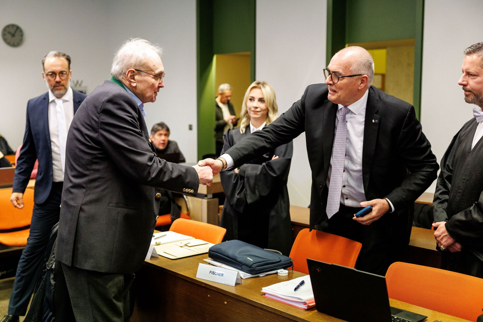 Wiedersehen vor Gericht: Zwei ehemalige Unions-Abgeordnete sind in München wegen Korruptionsvorwürfen angeklagt.