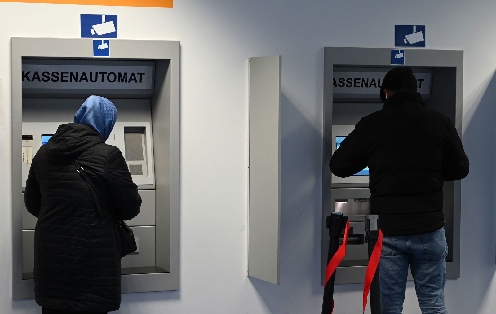 Die Karte für Geflüchtete ermöglicht das bargeldlose Bezahlen und bis zu einem gewissen Betrag die Abhebung von Bargeld (Archivbild). 