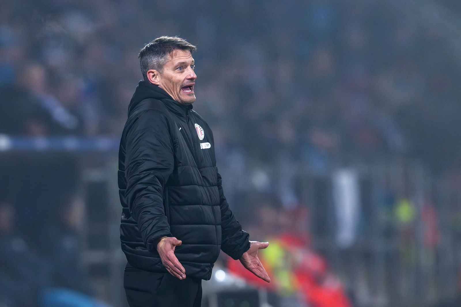 Trainer Alexander Blessin vom FC St. Pauli hofft auf einen Sieg im Kampf gegen den Abstieg. 