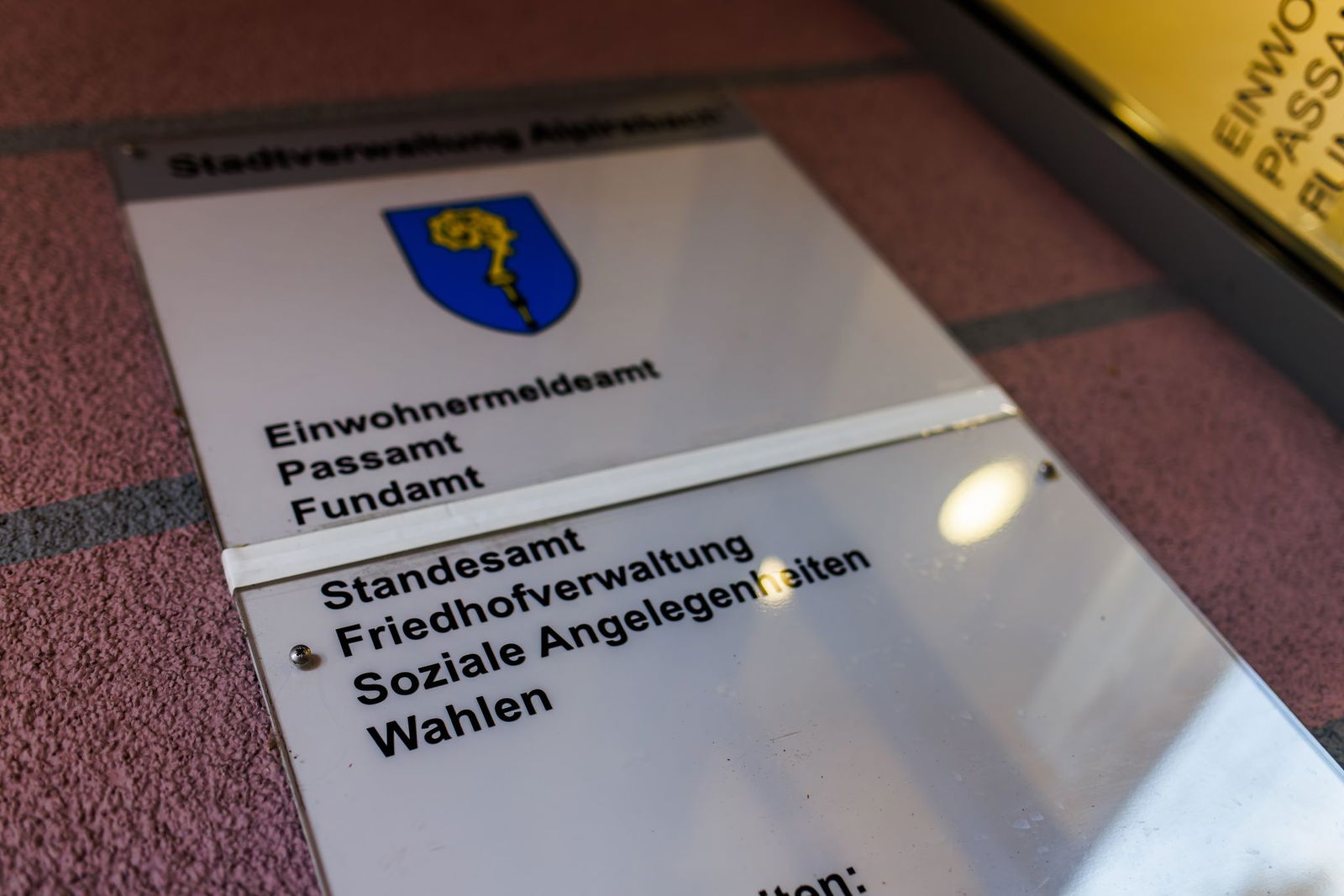 Ein Schild an einem Gebäude der Stadtverwaltung von Alpirsbach verweist unter anderem auf das Wahlamt.