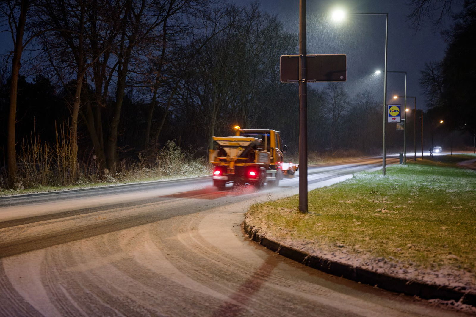 Auch Streufahrzeuge sind vor glatten Straßen nicht sicher. (Archivbild)