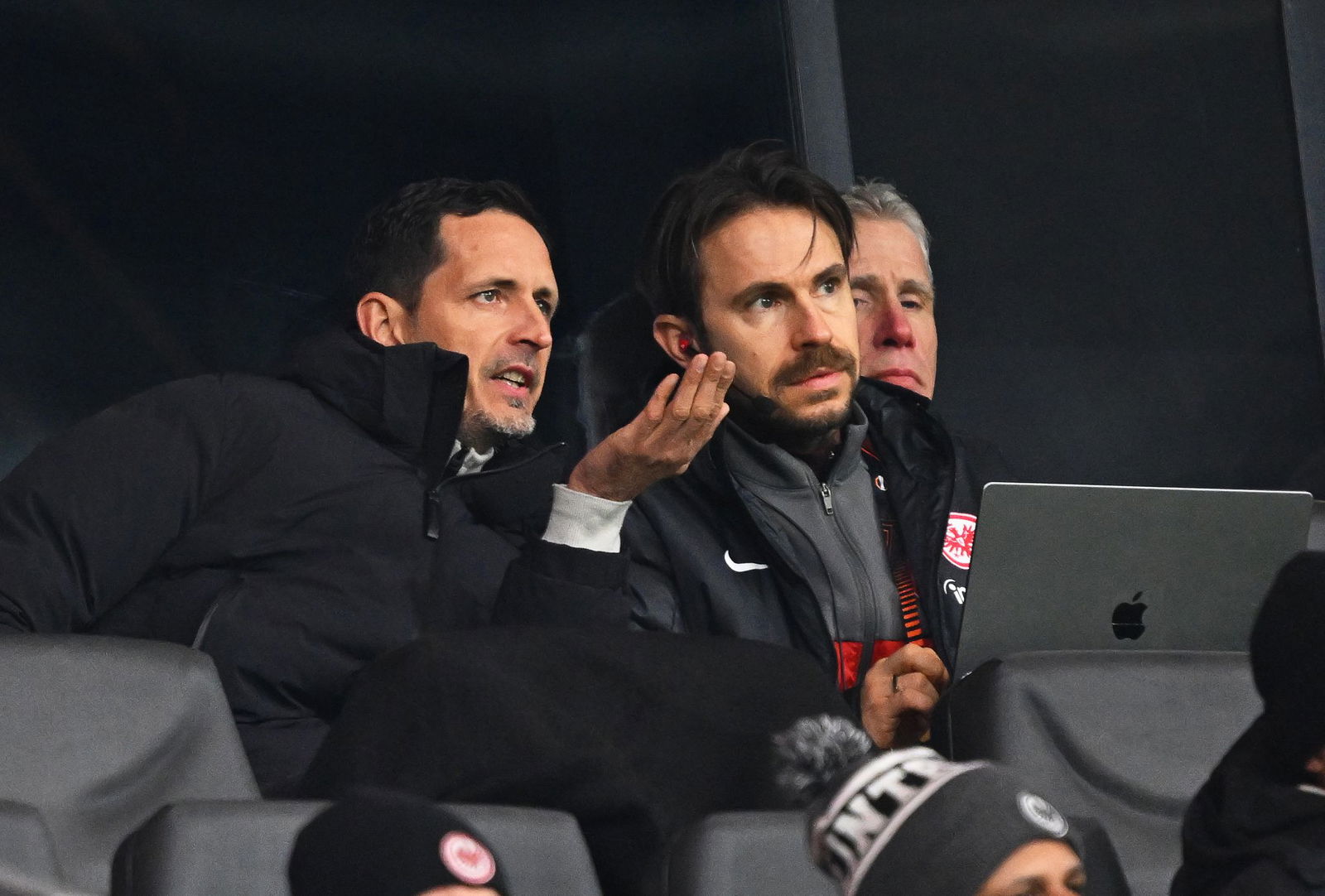 Eintracht Frankfurts Trainer Dino Toppmöller (l) zeigt sich zuversichtlich, dass der Club bald einen Nachfolger für Omar Marmoush präsentiert.