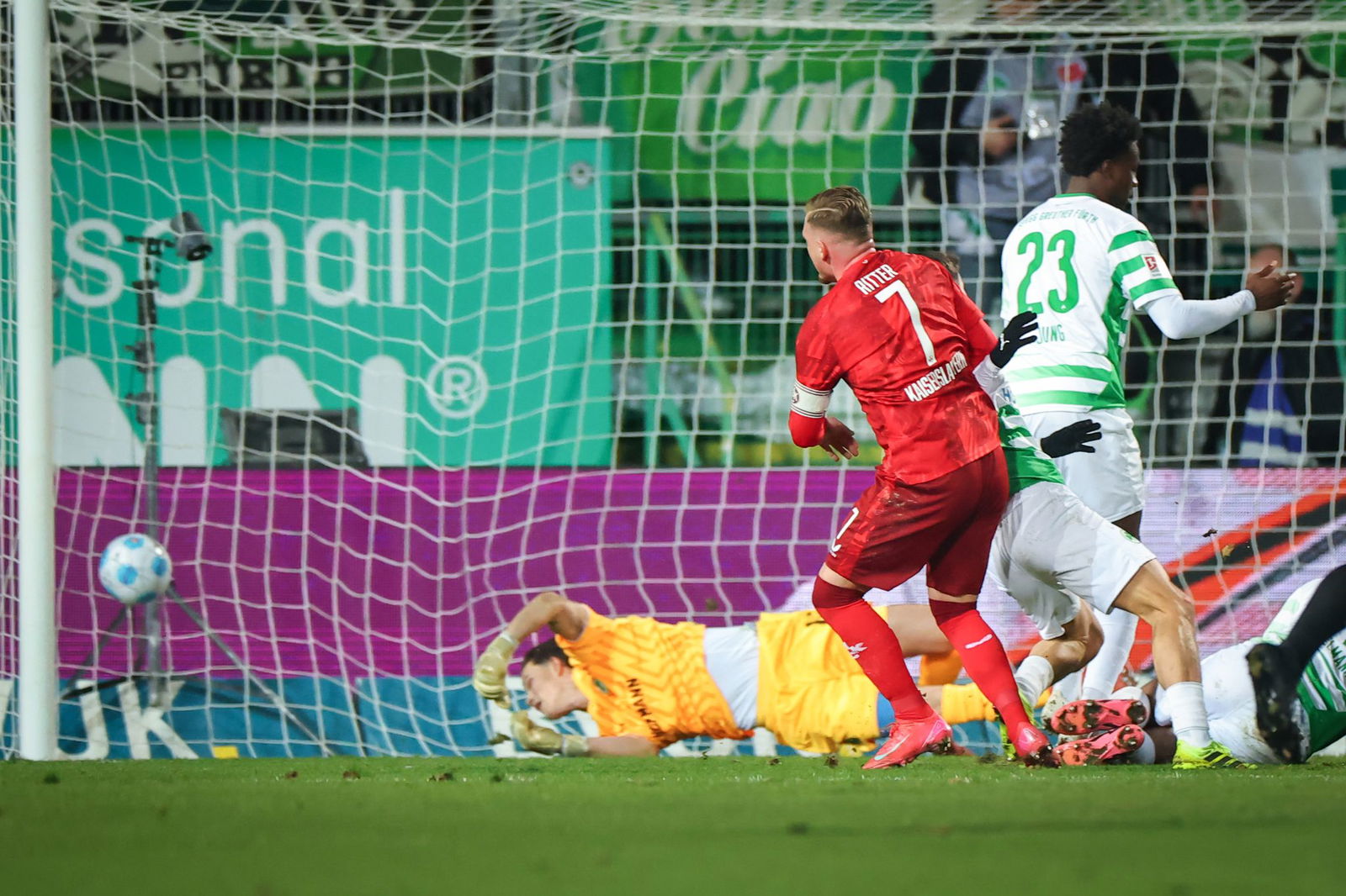 Marlon Ritter (Nr. 7) trifft zum 1:1 für Kaiserslautern.