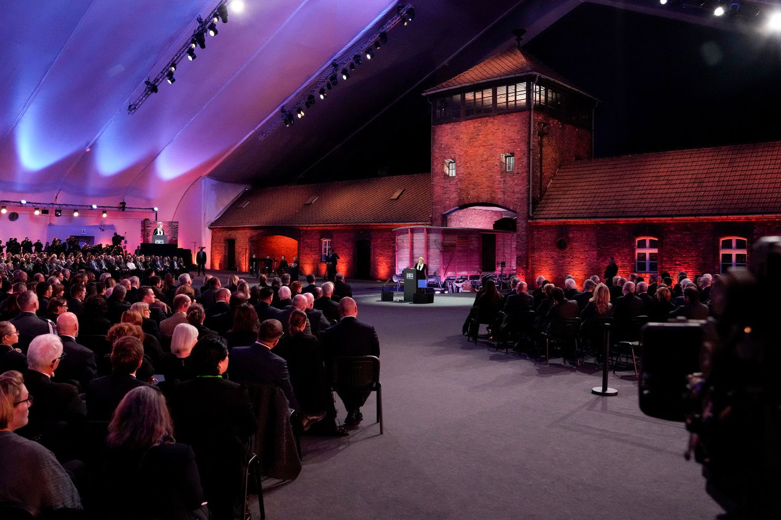 Die Holocaust-Überlebende Tova Friedman spricht bei Gedenkfeier zum 80. Jahrestag der Befreiung des ehemaligen deutschen Konzentrations- und Vernichtungslagers Auschwitz-Birkenau. (Foto aktuell)