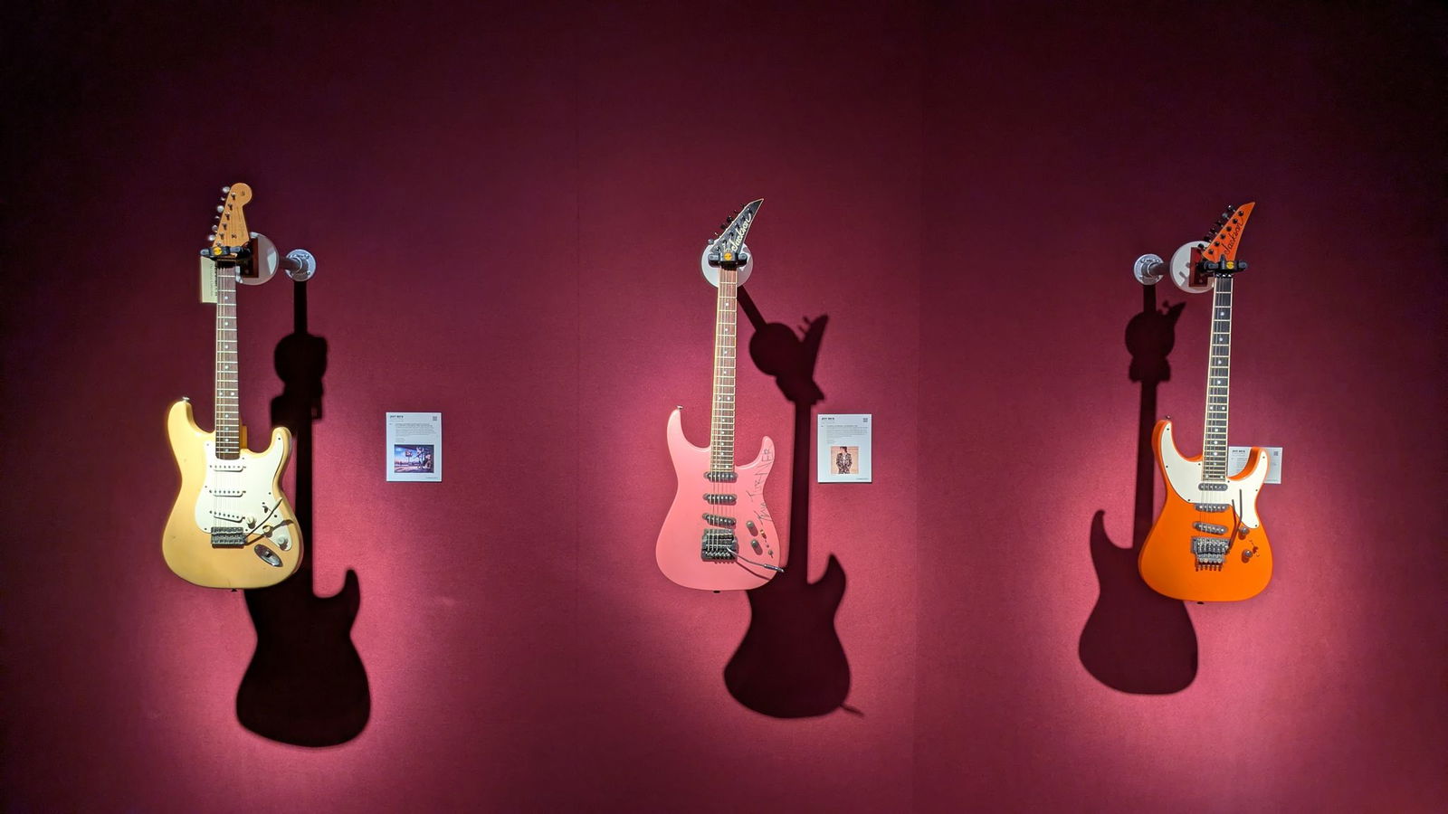 Die pinkfarbene Jackson-Grover-Gitarre (Mitte) taufte Jeff Beck auf den Namen "Tina", nachdem Tina Turner sie mit einem Messer und Nagellack signiert hatte.