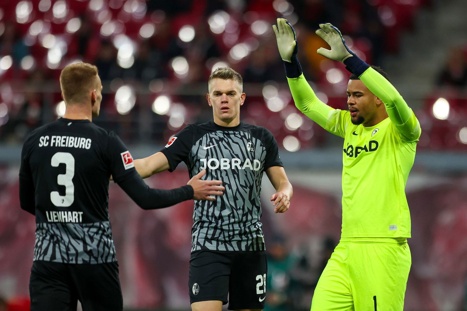 Noah Atubolu (rechts) und Matthias Ginter (Mitte) sind wieder fit
