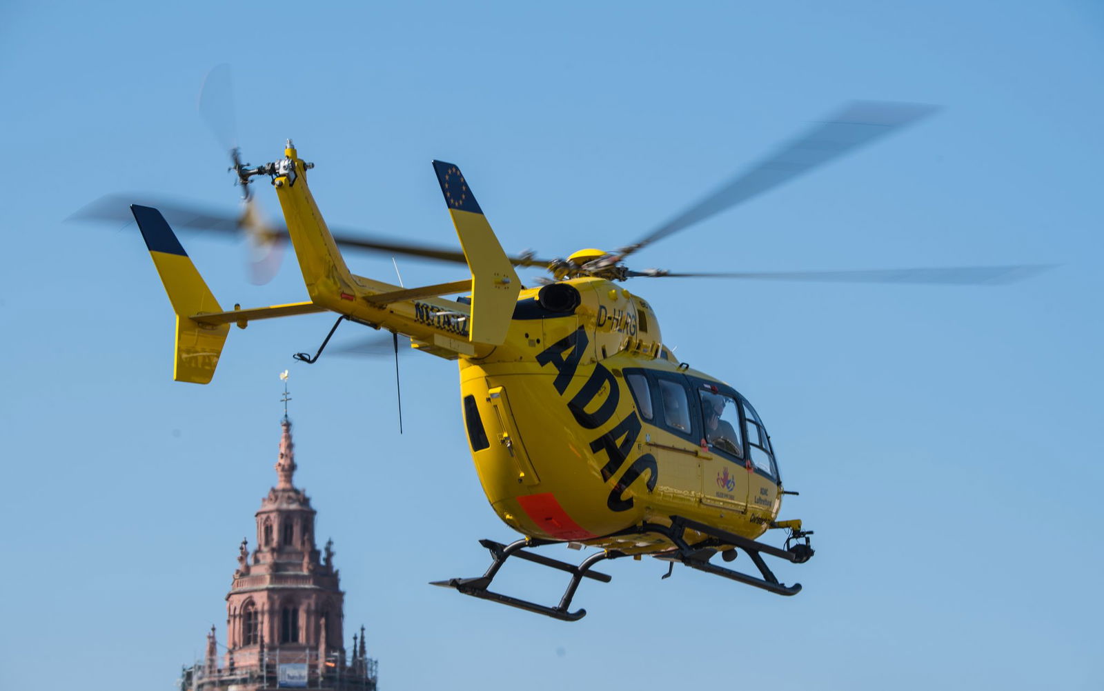 Die Beifahrerin wurde per Hubschrauber in ein Krankenhaus gebracht. (Symbolbild)