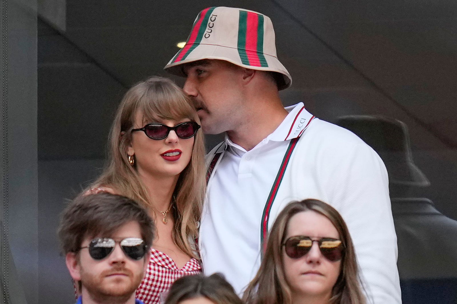 Football-Star Travis Kelce möchte Superstar Taylor Swift weiterhin so gut er kann den Rücken stärken. (Archivbild)