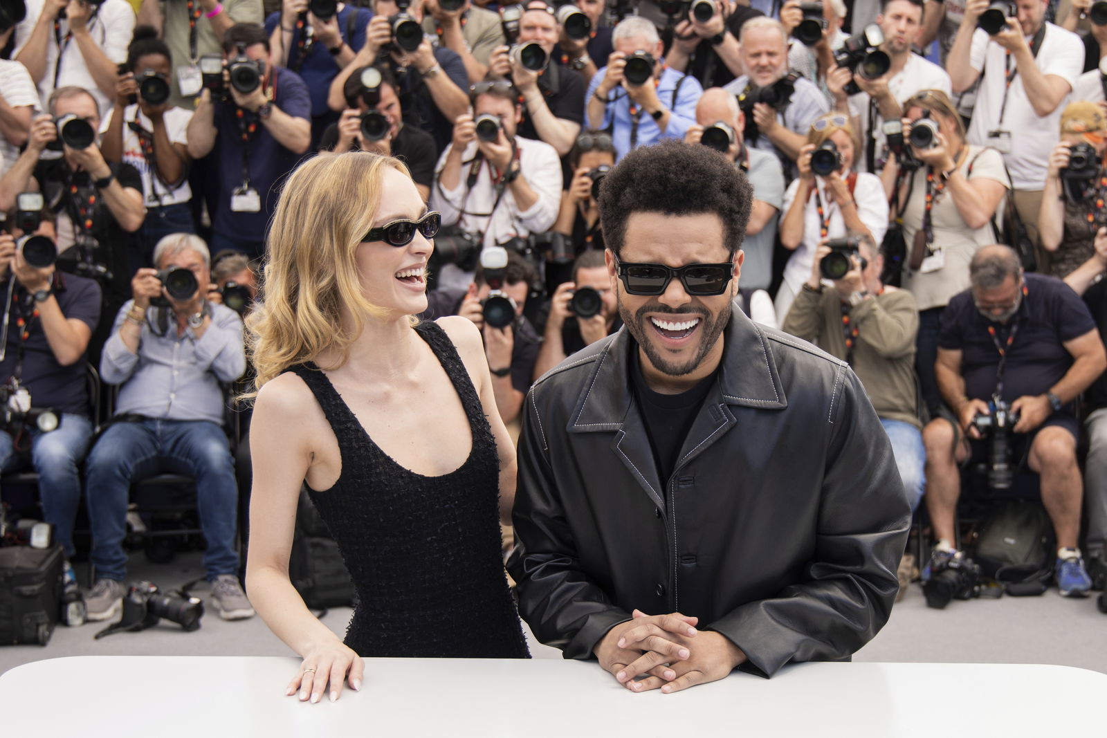 Abel Tesfaye, besser bekannt als The Weeknd, und Lily-Rose Depp posieren für Fotografen beim Fototermin zur Fernsehserie 'The Idol' auf dem 76. Internationalen Fernsehserien-Festival in Cannes