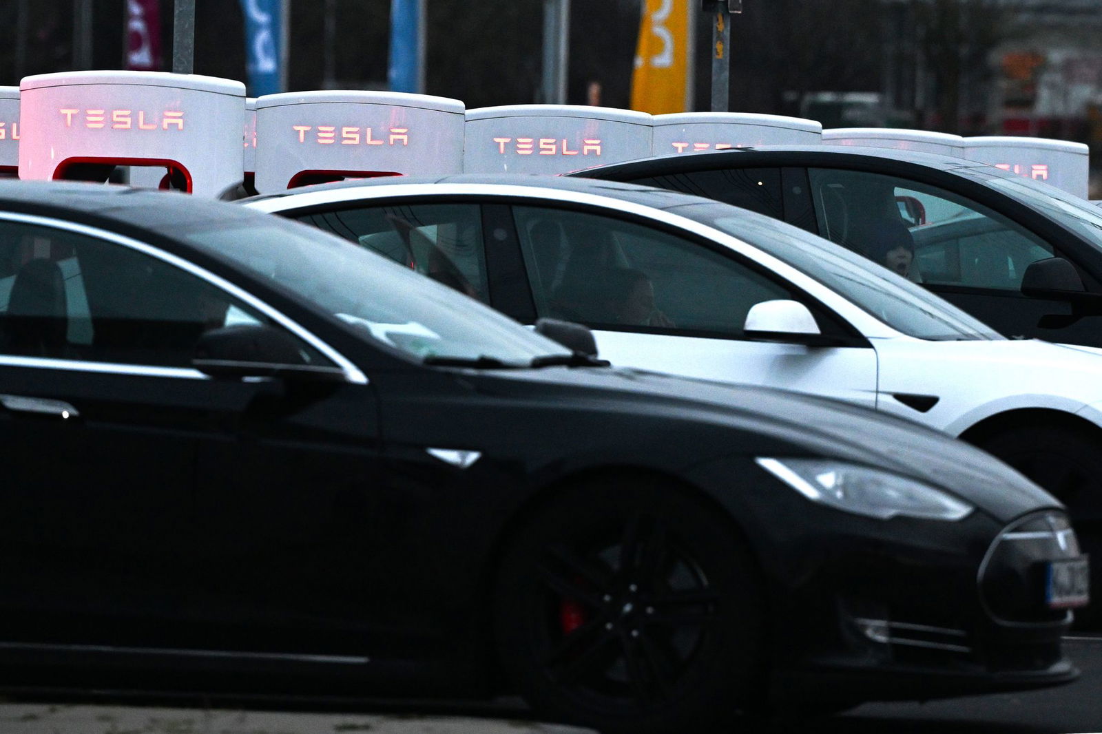 Einzelne Unternehmen in Deutschland wollen künftig auf neue Tesla-Autos verzichten - aufgrund der politischen Positionierung von Tesla-Boss Musk.