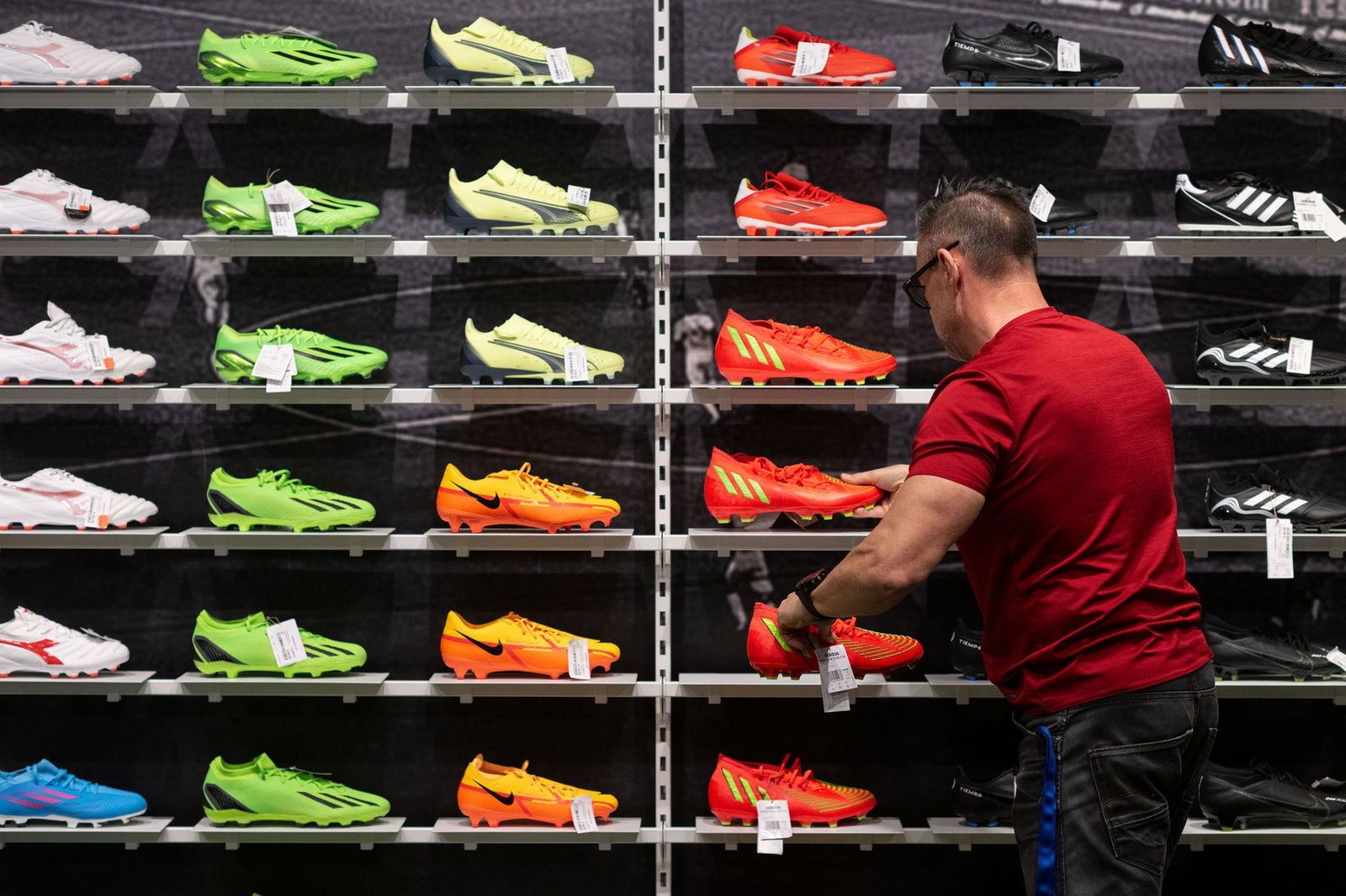 Viele Menschen sparen bei Einkäufen. Das belastet auch die Zahlen von Intersport. (Archivbild)