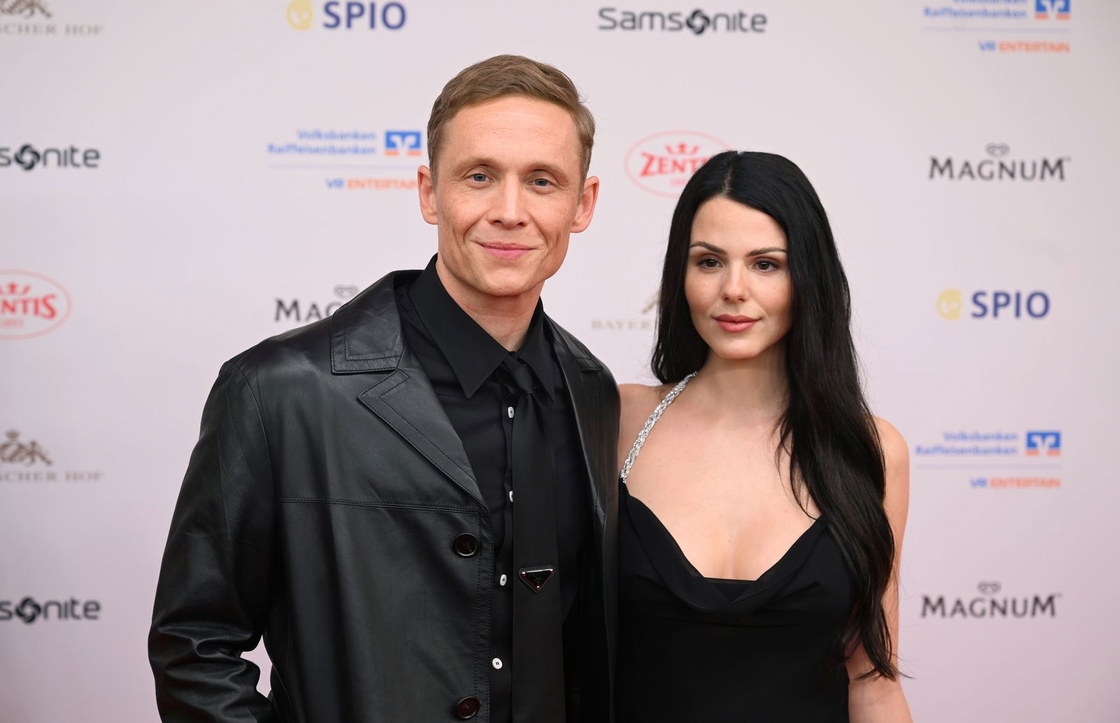 Schweighöfer kam mit Freundin Ruby O. Fee zum Ball.