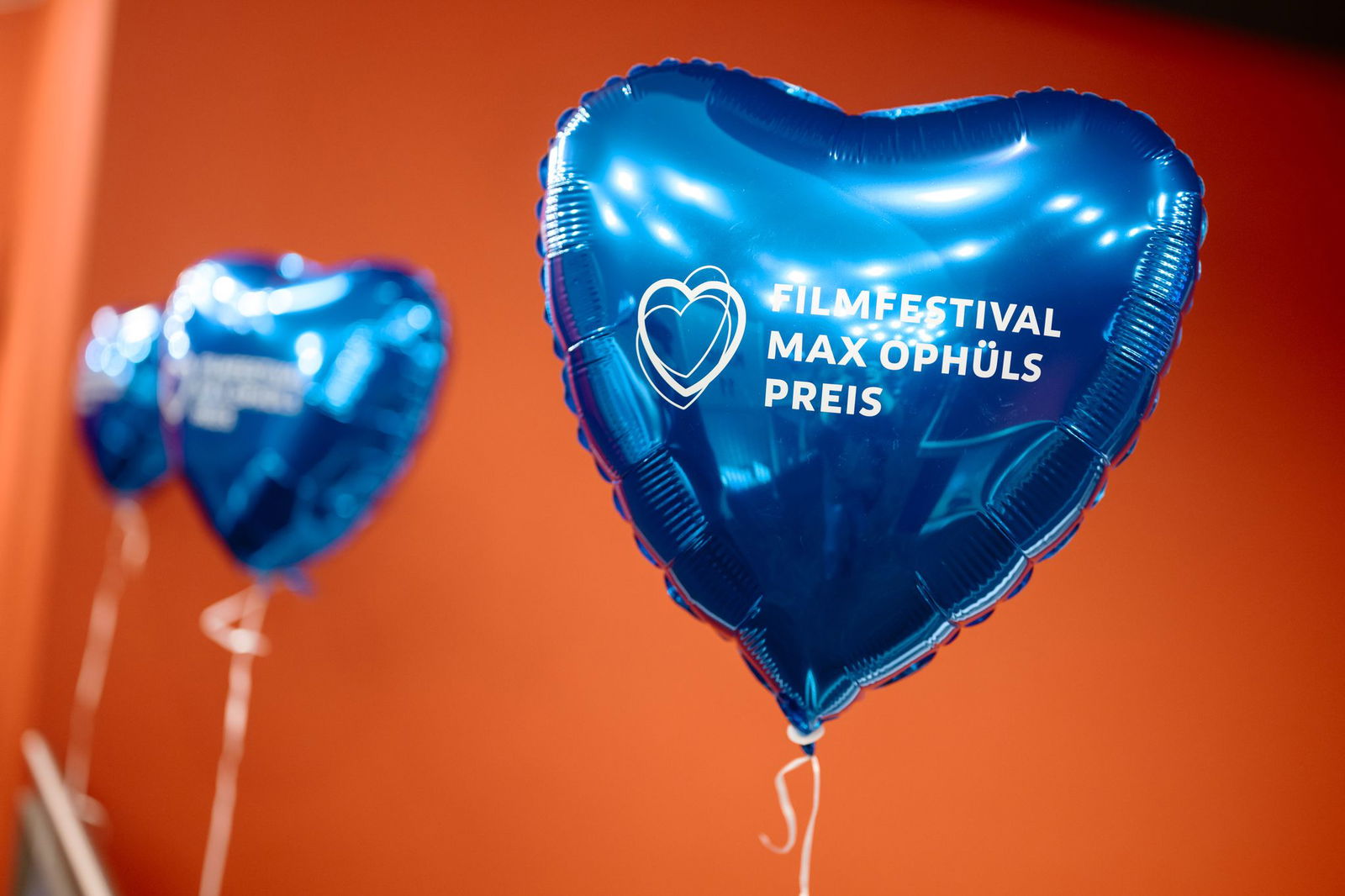 Die blauen Herzen symbolisieren das Filmfestival Max Ophüls Preis in Saarbrücken. Mit der Preisverleihung erreicht die Festivalwoche ihren Höhepunkt. 