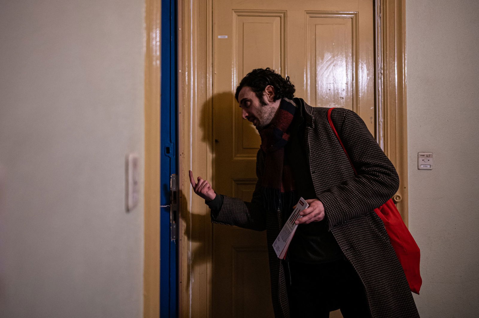 Der Berliner SPD-Bundestagsabgeordnete Demir geht vor der Bundestagswahl im Bezirk Neukölln von Tür zu Tür, um Stimmen zu gewinnen. In seinem Wahlkreis leben relativ viele Ausländer, die nicht wahlberechtigt sind, sowie Deutsche mit Migrationshintergrund.