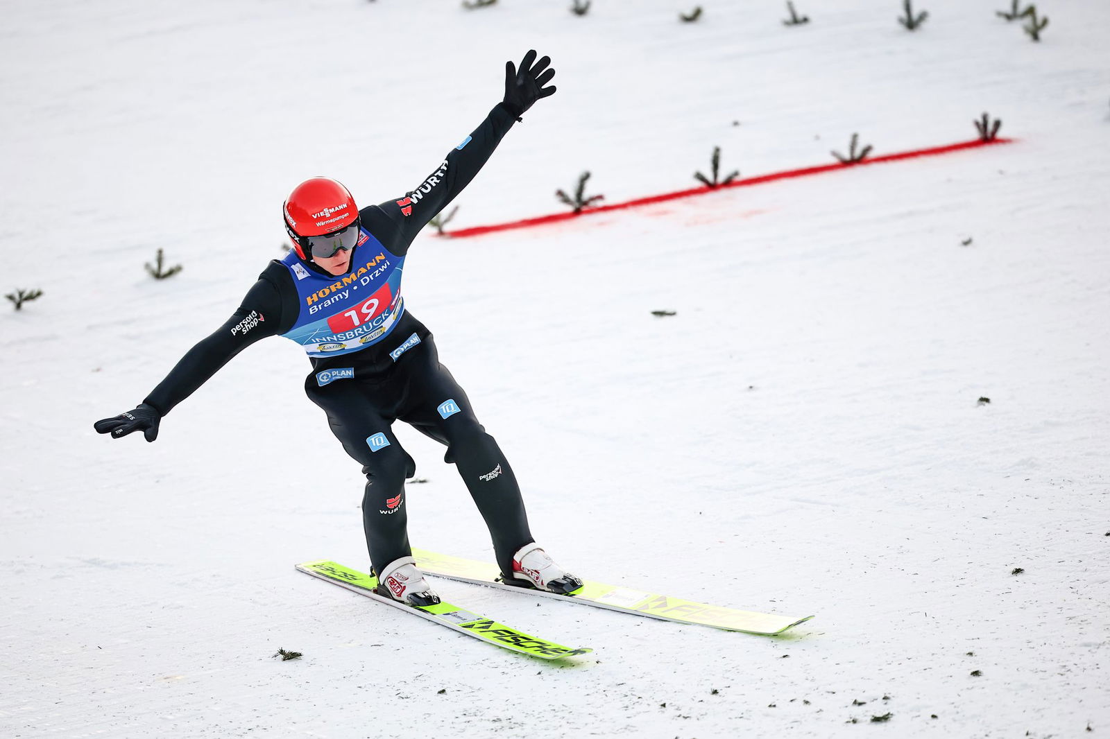 Karl Geiger kommt bei der Landung aus dem Gleichgewicht.