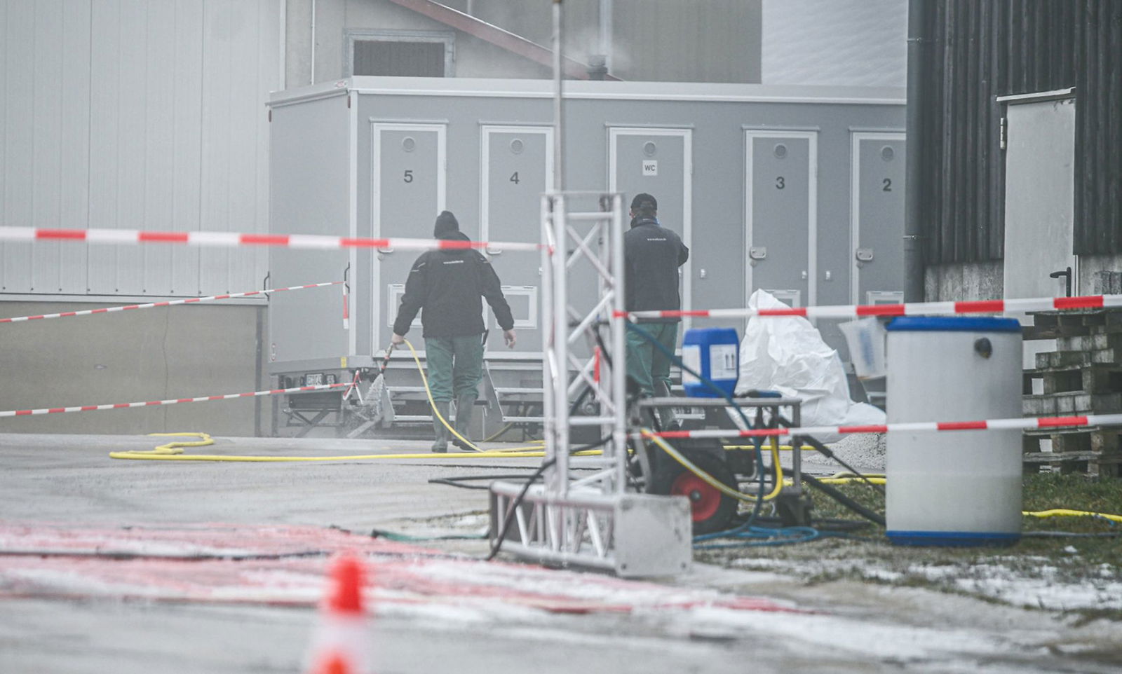 Mit rotem Flatterband ist der Mastbetrieb abgesperrt, in dem die Tierseuche ausgebrochen ist.