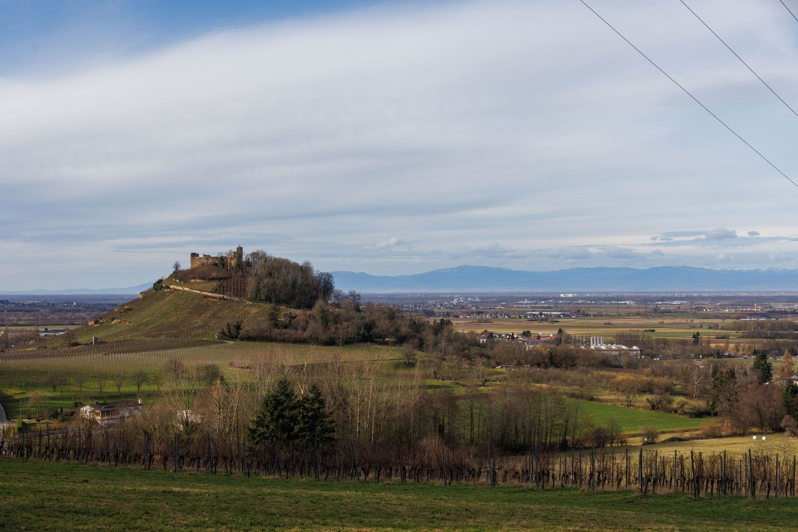 Im Süden des Landes wie hier über der Staufener Burg zeigte sich am Samstag die Sonne, aber das Wetter bleibt unbeständig und wechselhaft. 