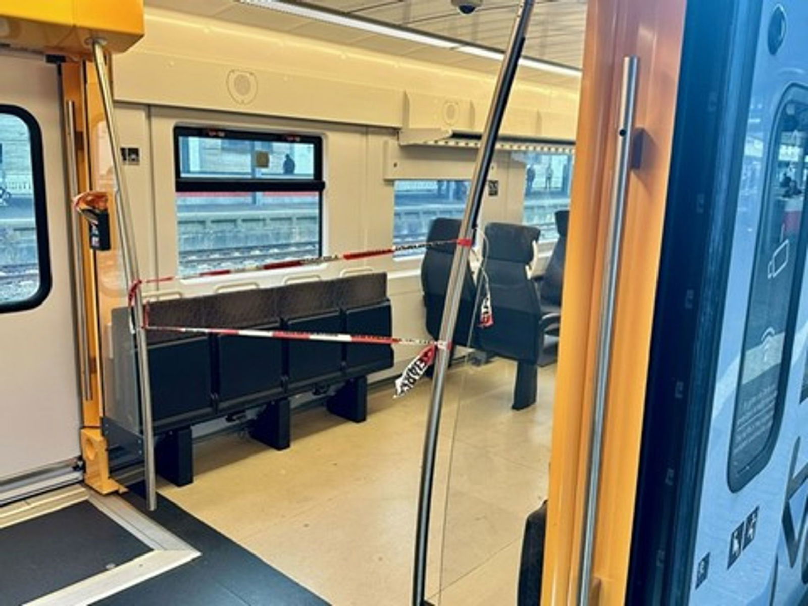 In diesem Abteil einer Regionalbahn in Saarbrücken wurde ein 21-jähriger Mann im Juni 2024 schwer verletzt. (Archivbild)