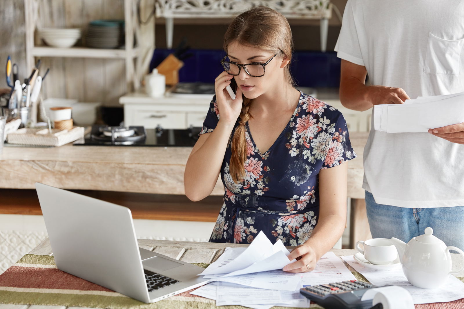 Frau telefoniert bei der Arbeit