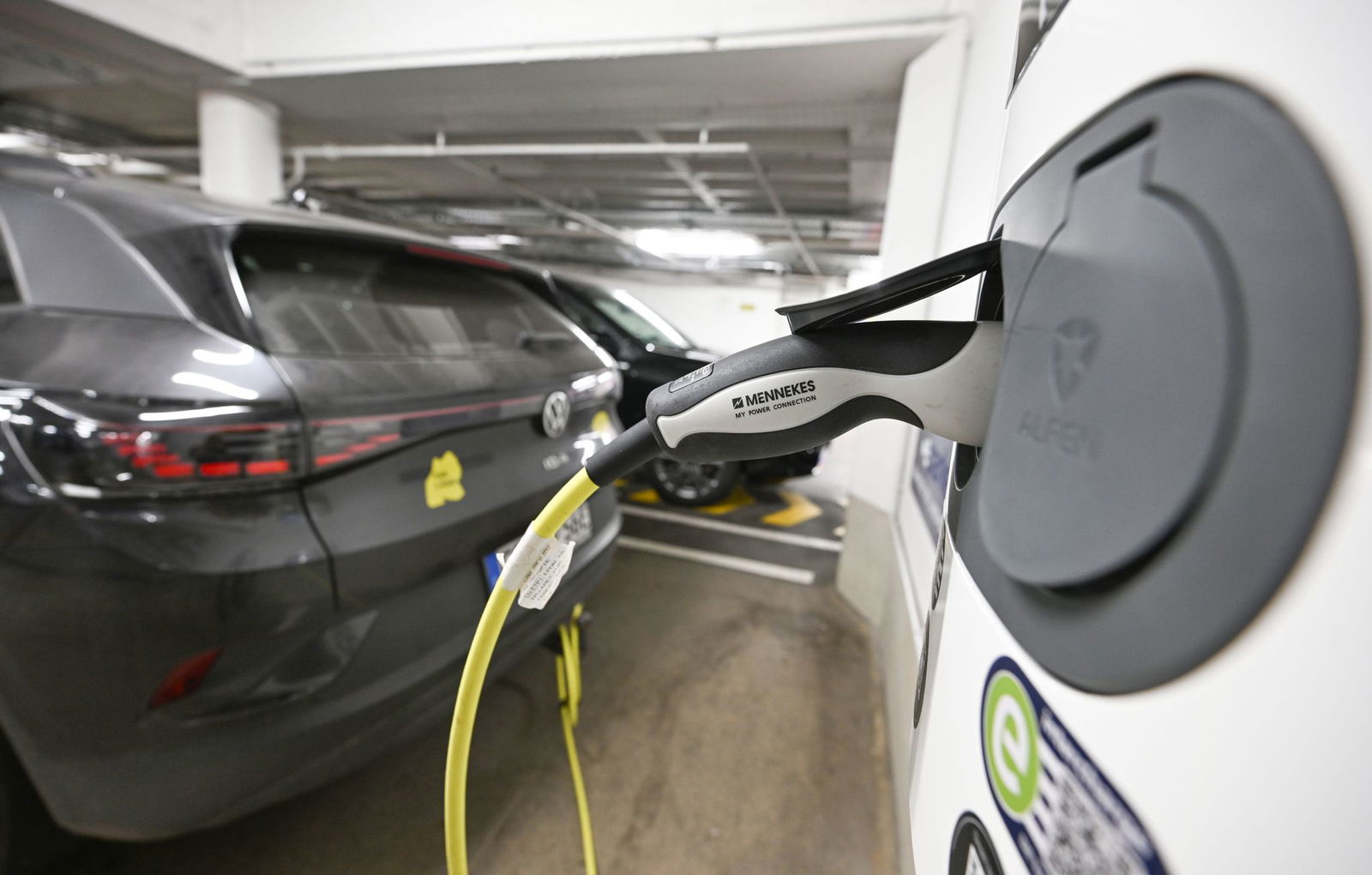 Der Strom an Ladesäulen für E-Autos sollte auf lange Frist günstig sein, fordert Baden-Württembergs Ministerpräsident Winfried Kretschmann. (Archivbild)