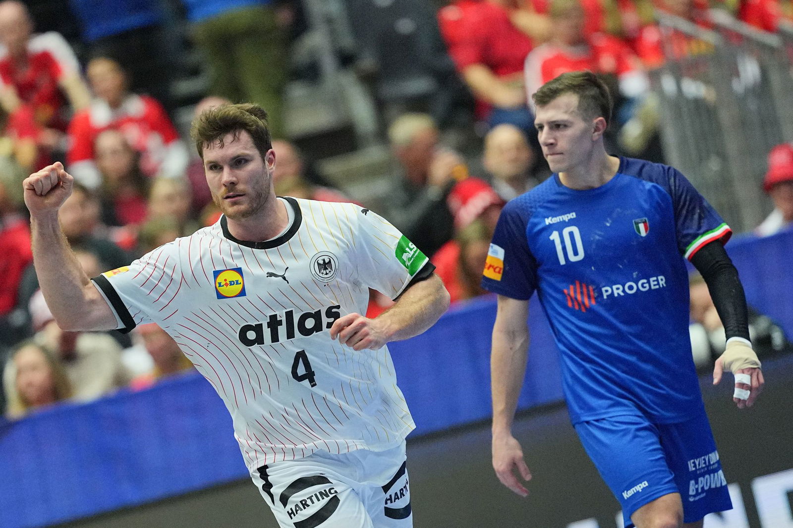 Kapitän Johannes Golla (l) sieht die Arbeitssiege bei der WM auch positiv. 