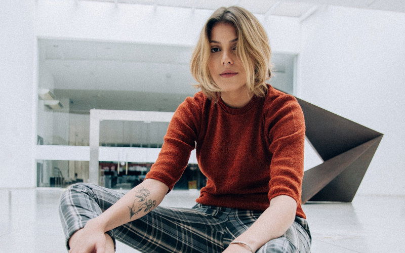 Frau sitzt auf dem Boden mit starrem Blick