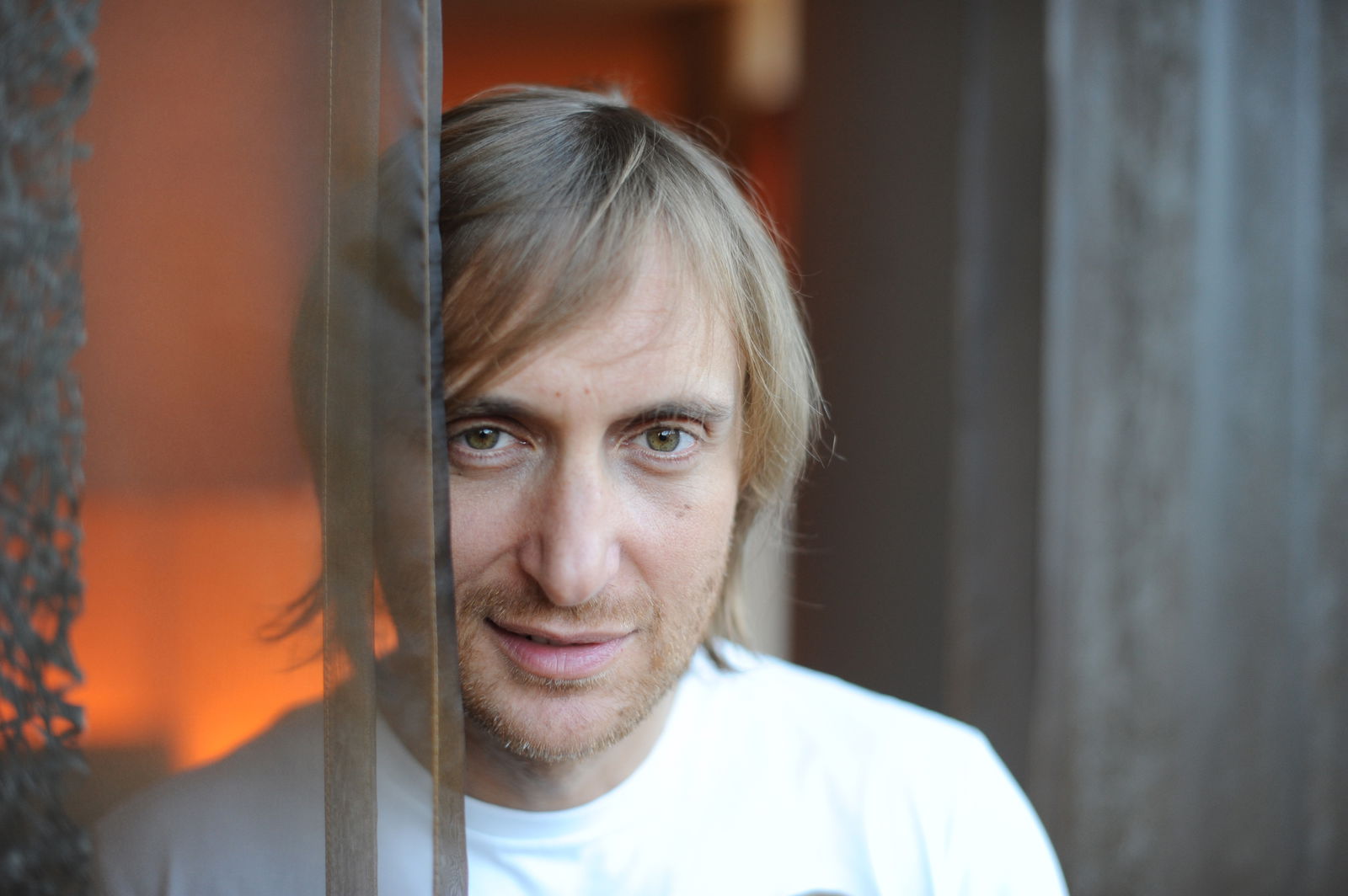 Der französische Produzent und DJ David Guetta posiert 2009 in einem Hotel in Köln