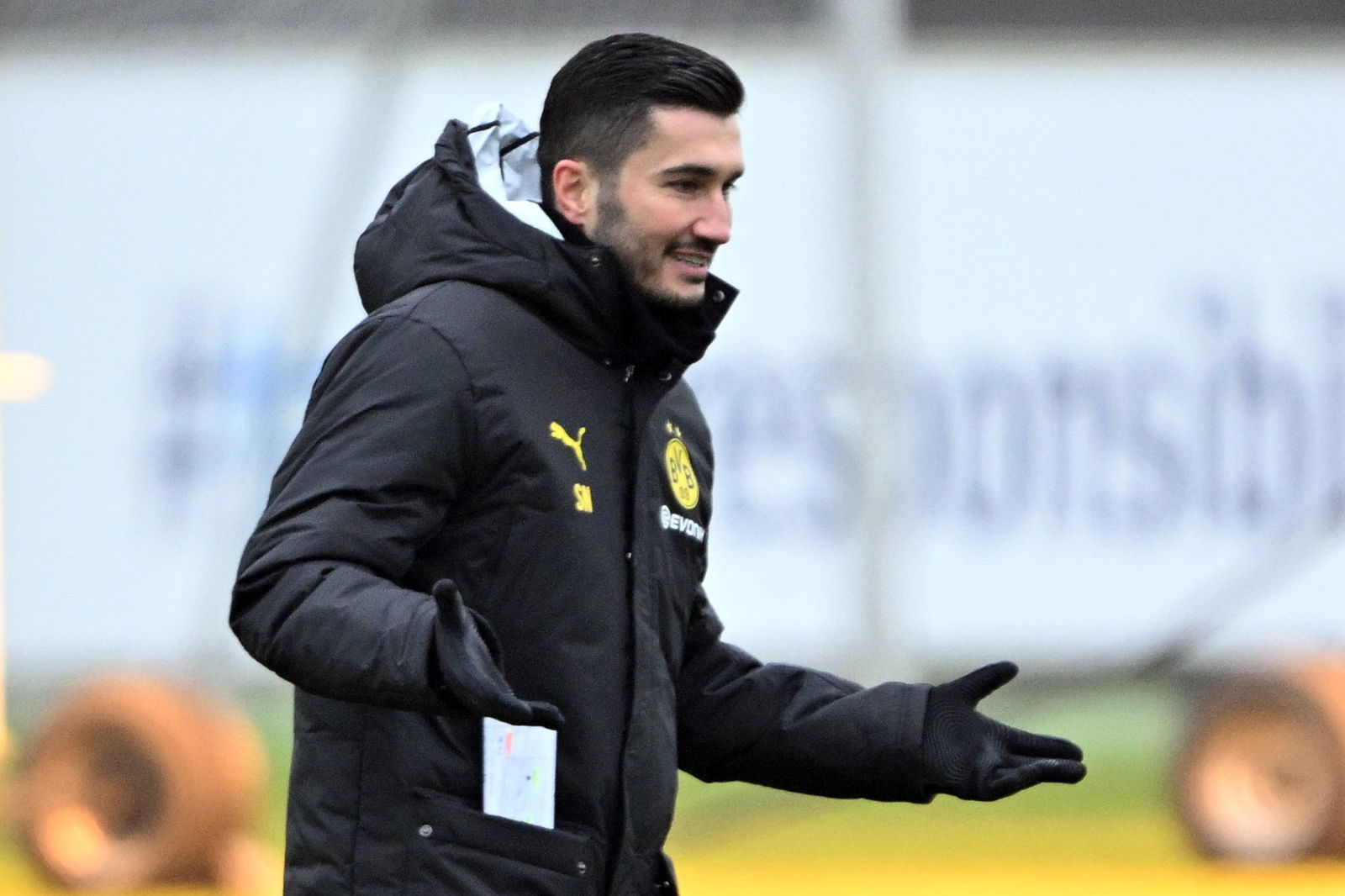 Lässt sich die Freude an seinem Trainerjob auch in der Krise nicht nehmen: Nuri Sahin.