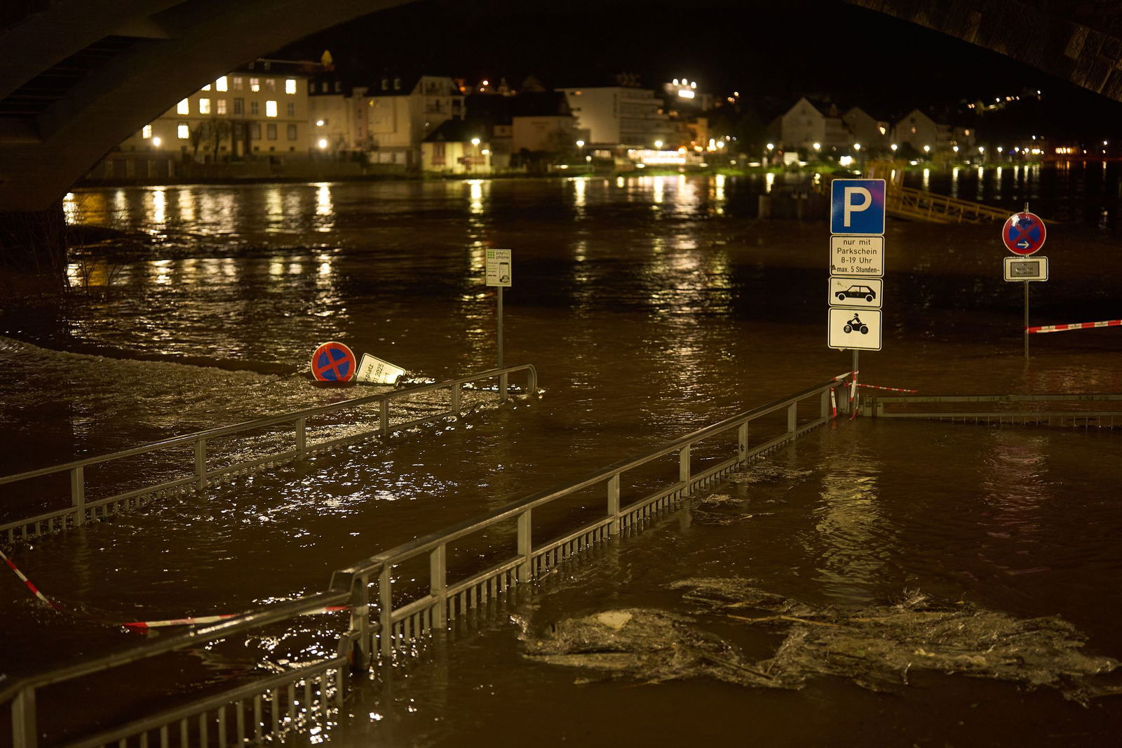 Bereits am Montag trat die Mosel, wie hier in Cochem, über die Ufer.
