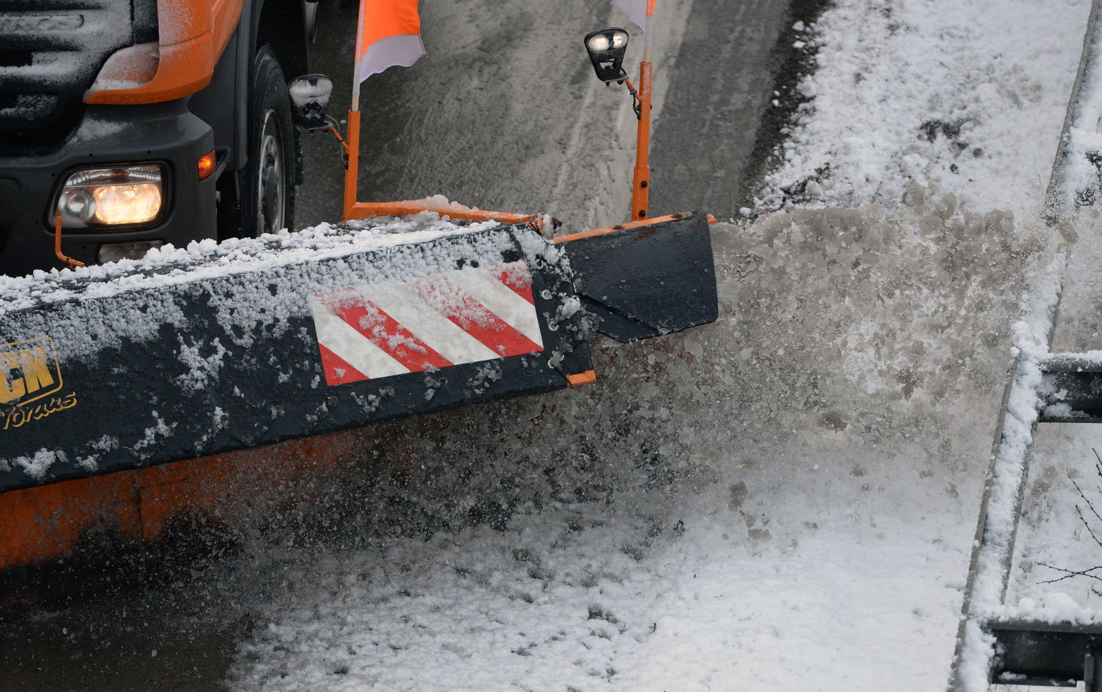 Ein Kleintransporter ist auf einen Schneepflug aufgefahren. (Symbolbild)