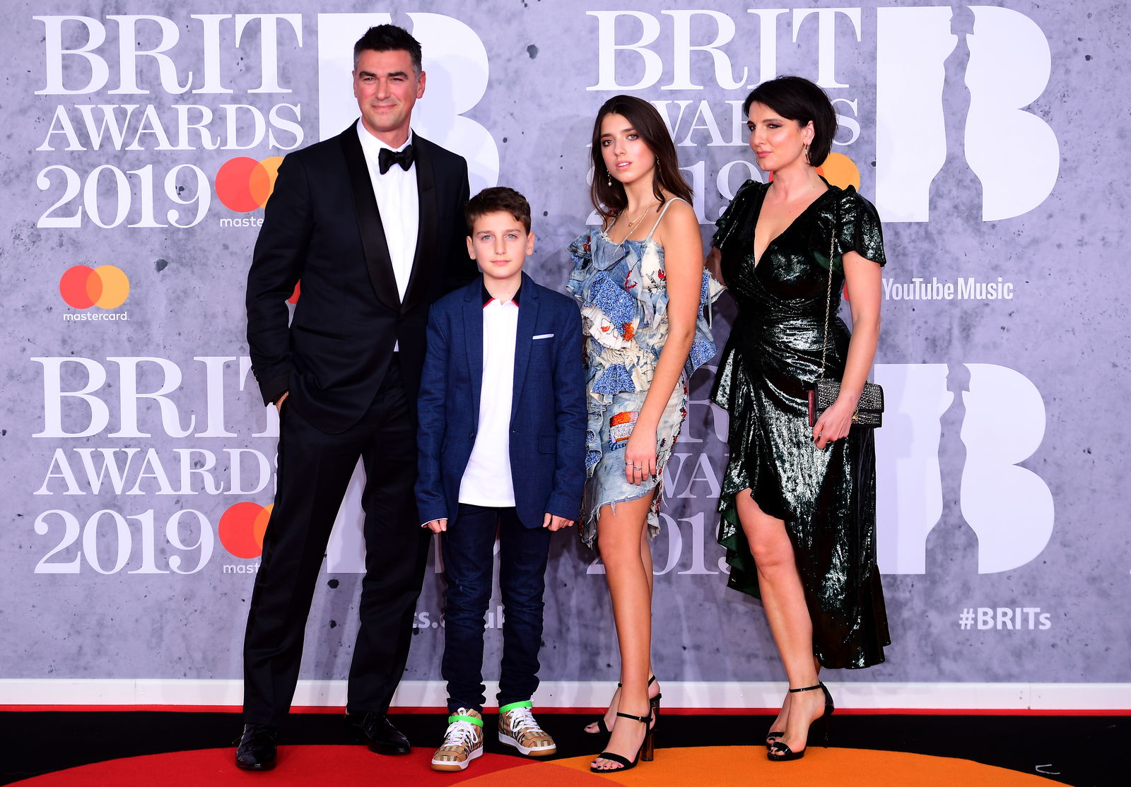 Die Familie von Dua Lipa, bestehend aus ihren Eltern Dukagjin und Anesa Lipa sowie ihren Geschwistern Rina und Gjin - 2019 bei den Brit Awards in London