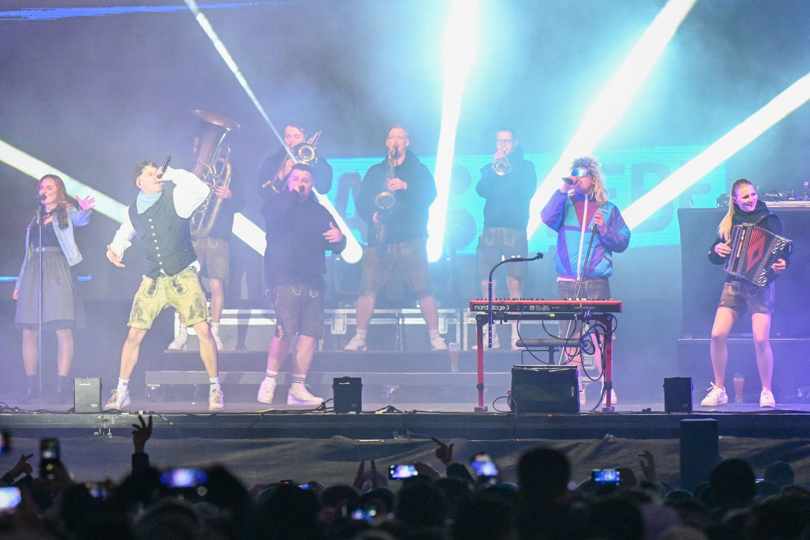 Der Sänger Tream (bürgerlich Timo Grabinger) tritt mit Band auf der Neujahrsparty auf dem Stuttgarter Schlossplatz auf.