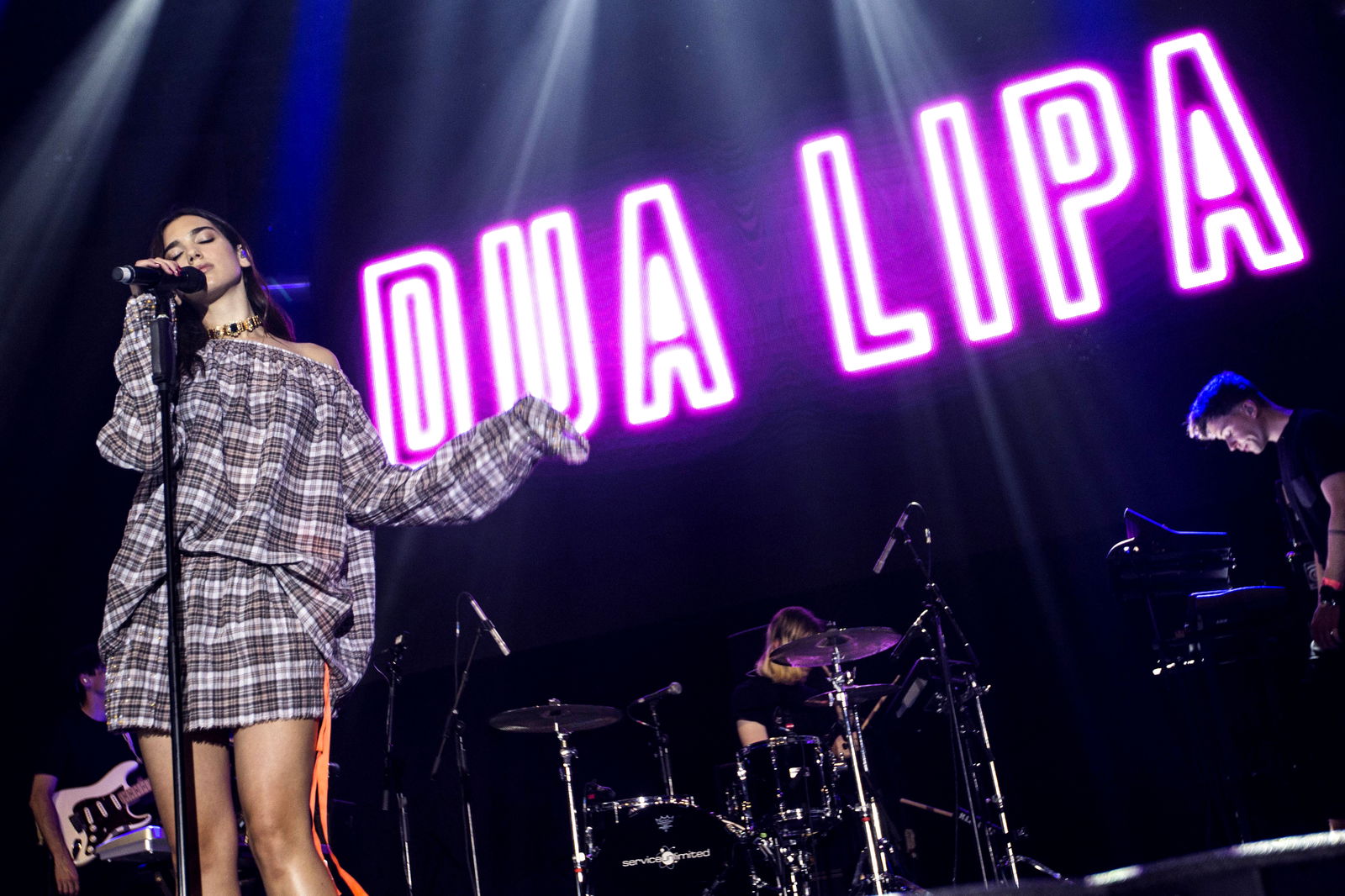 Dua Lipa bei einem Konzert 2016 