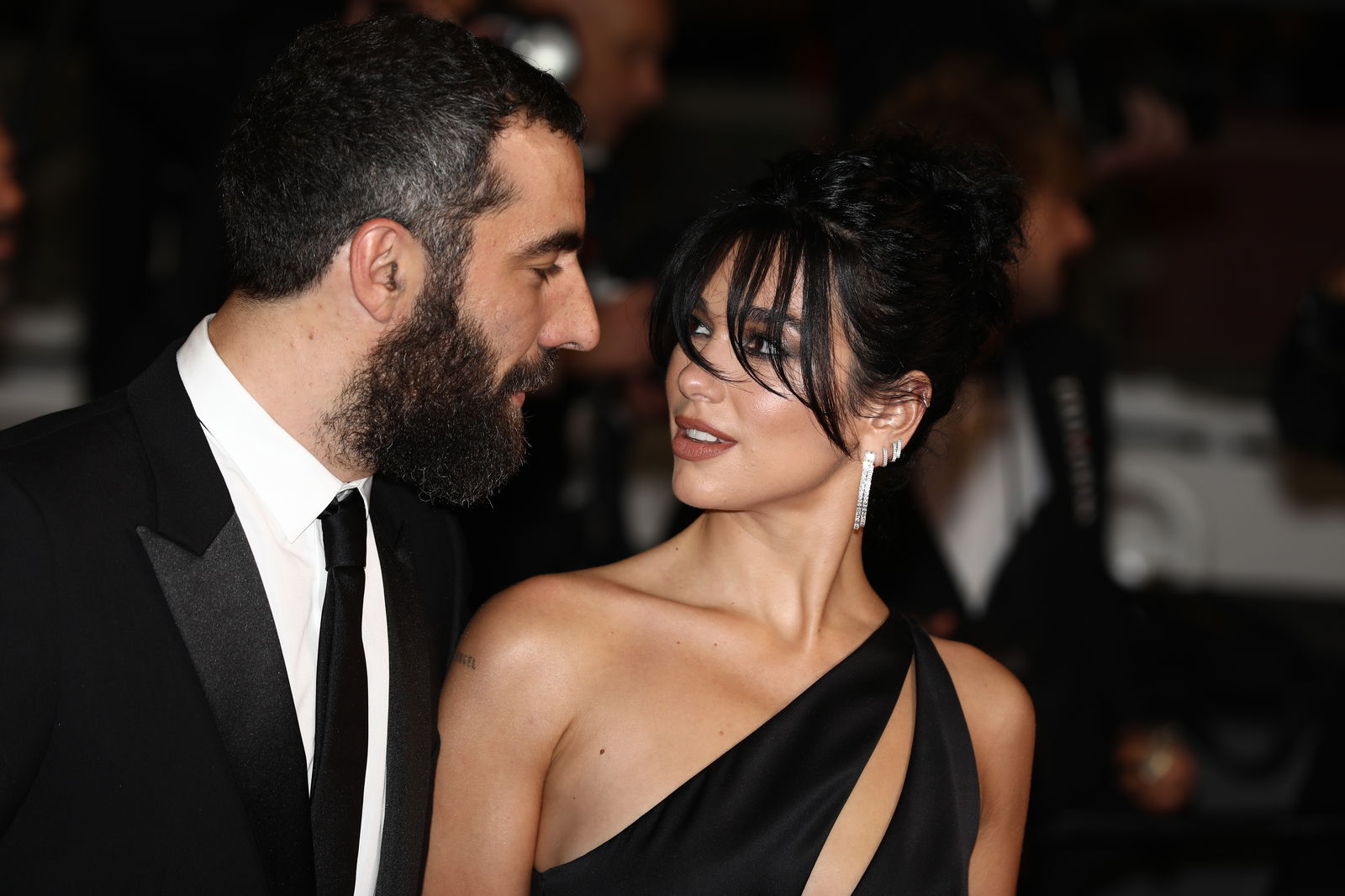 Dua Lipa und ihr damaliger Freund Romain Gavras besuchen die Vorführung von 'The King of Algiers' während der 76. Internationalen Filmfestspiele von Cannes im Palais des Festivals am 19. Mai 2023 in Cannes