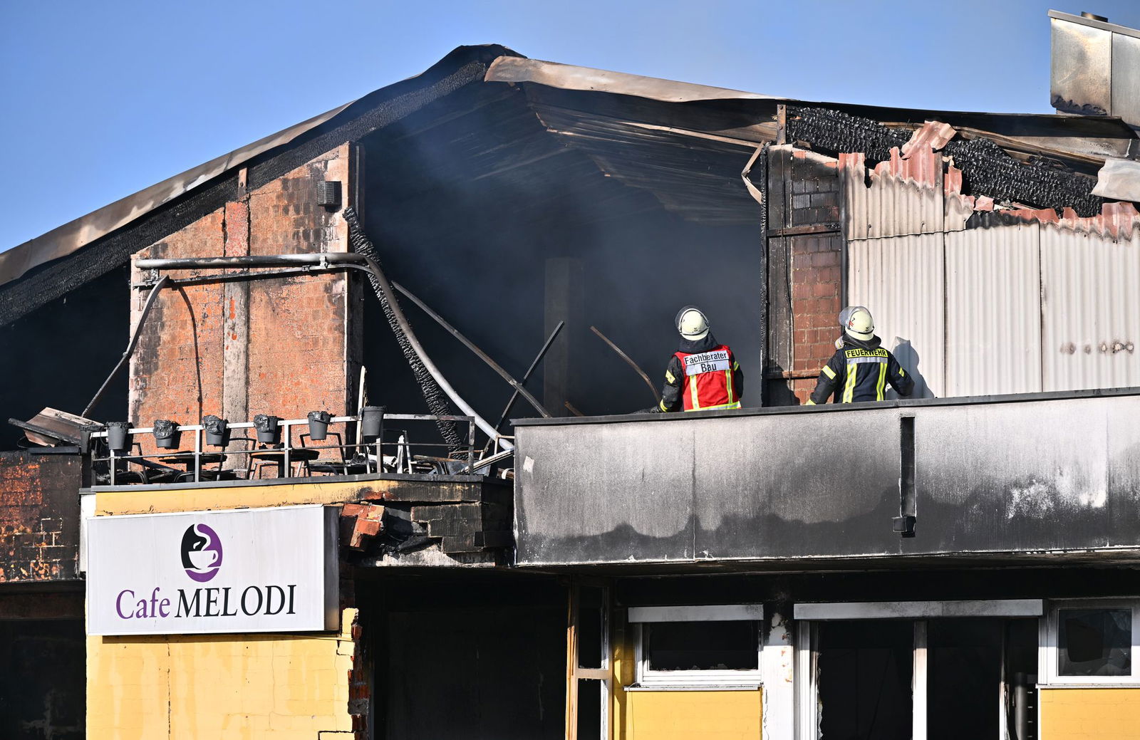 Sieben Menschen werden bei dem Brand verletzt.