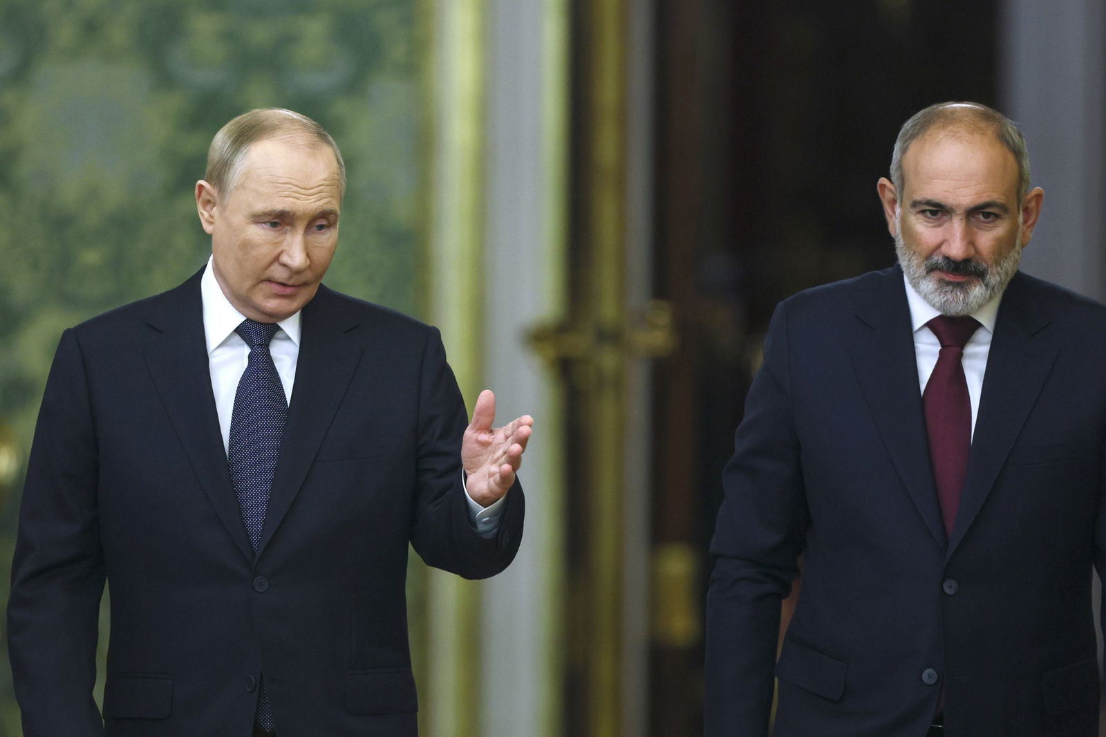 Das Verhältnis zwischen Kremlchef Wladimir Putin und Armeniens Premier Nikol Paschinjan gilt als gespannt. (Archivbild)