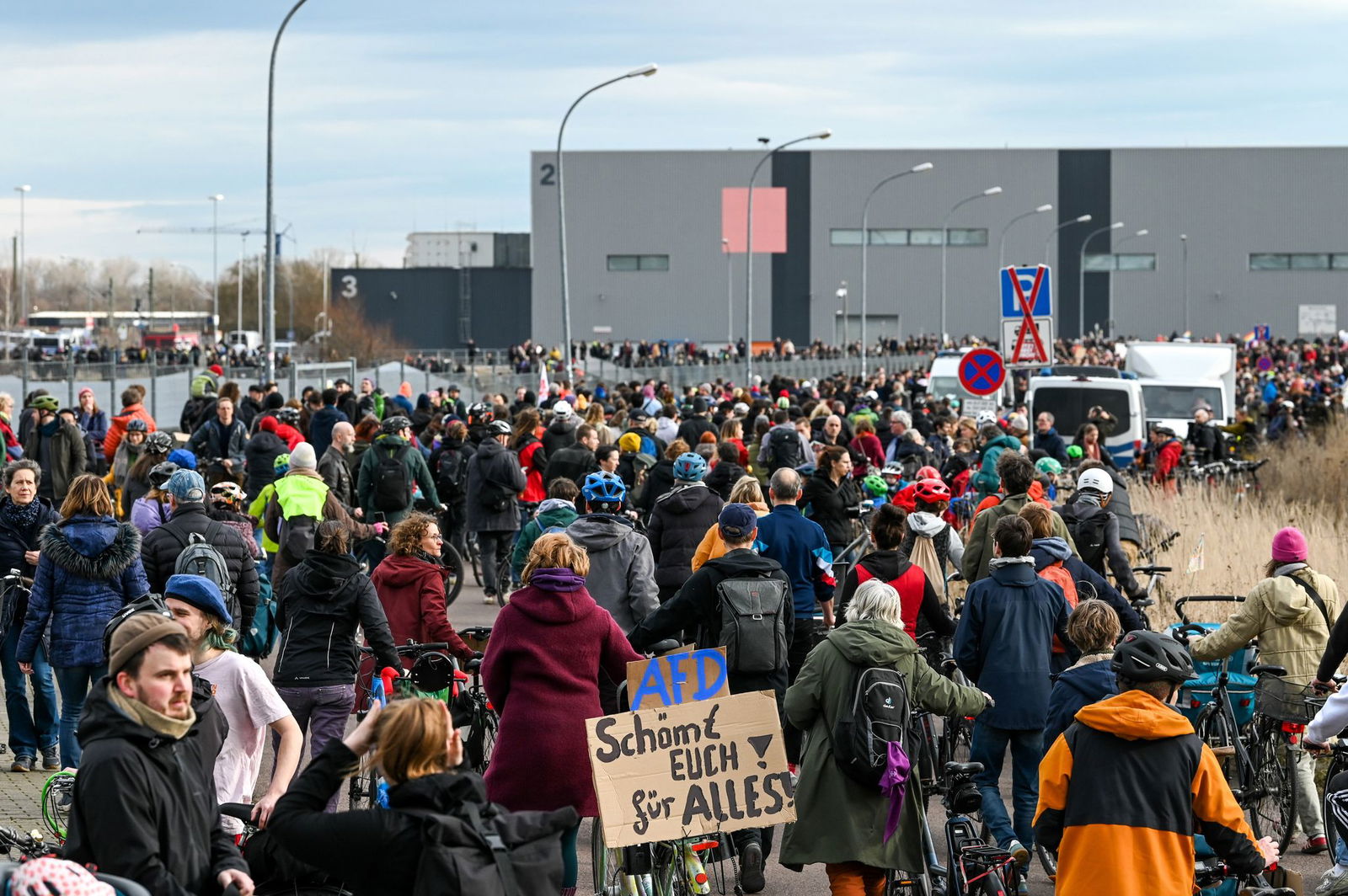 Nach Polizeiangaben versammelten sich an der Messe in Halle etwa 8.000 Gegendemonstranten.