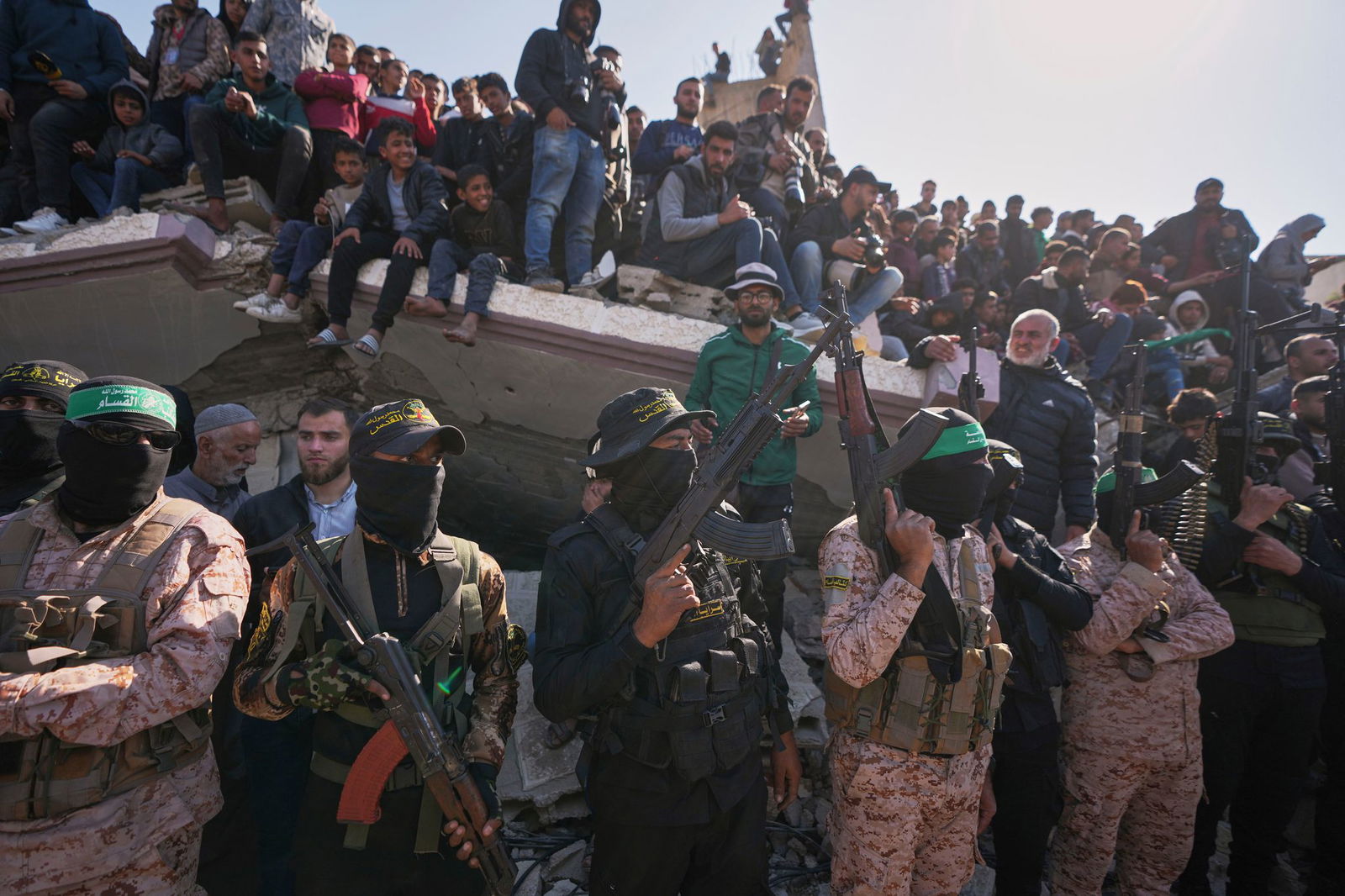 Menschenmenge im Gazastreifen bei Geisel-Übergabe. 