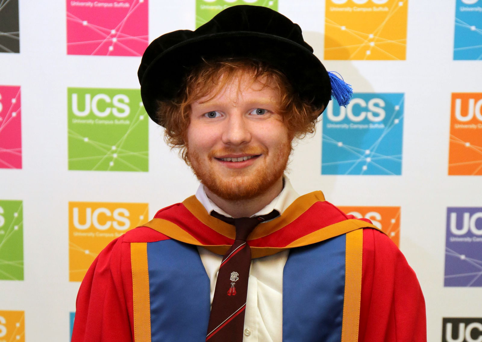 Wie seine gute Freundin Taylor Swift hat auch Ed Sheeran einen Ehrendoktortitel erhalten. 2015 würdigte ihn die University Suffolk in Ipswich für seinen herausragenden Beitrag zur Musik