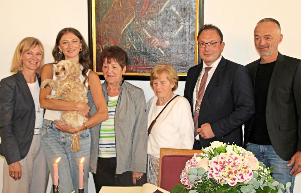 Empfang im Rathaus: Sängerin Leony mit Hund Marlie, ihren Eltern Daniela und Ronald Burger (außen), ihren Omas Marlies und Resi sowie Cham-Bürgermeister Martin Stoiber