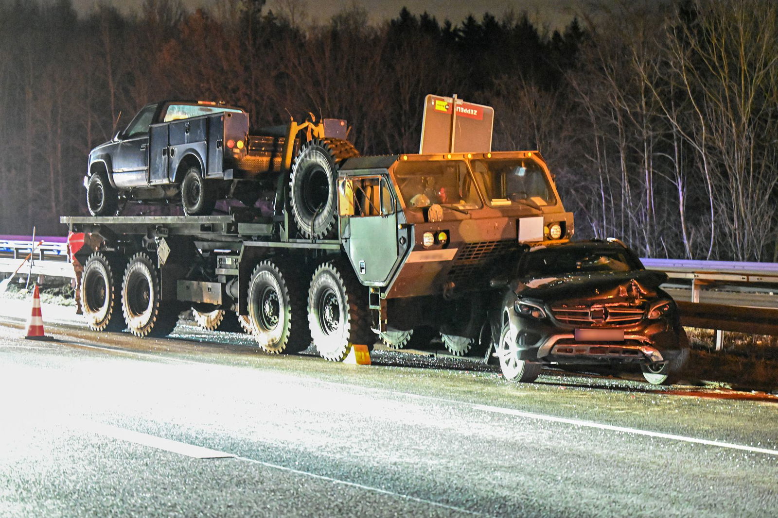  Der Lkw-Fahrer hatte den Informationen zufolge noch versucht, den Unfall zu verhindern, indem er auf die linke Fahrbahn auswich.